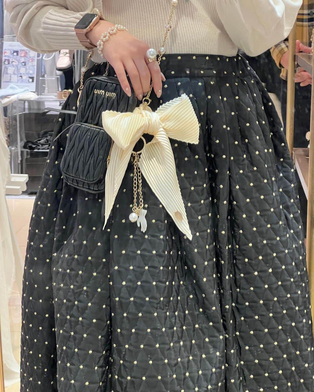 朝長美桜さんのインスタグラム写真 - (朝長美桜Instagram)「本日もご来店いただきありがとうございました❤︎❤︎ いよいよ明日で最終日！ popupが始まるといつもあっという間の一瞬で終わっちゃう気がします🥲  連日沢山会いに来て下さってありがとうございます🥰 Amyを直接手に取って見ていただけて、 嬉しそうに幸せそうにして下さる姿を見て私はこれからも頑張れる！っと活力になります😌🕊️ popupならではだなと実感しております。 最終日は、15:00〜21:00で店頭にいます❤︎ お待ちしております❤︎  #Amy#Amyaccessory」10月11日 21時36分 - miochan_0517