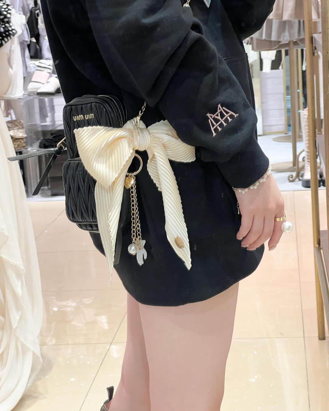 朝長美桜さんのインスタグラム写真 - (朝長美桜Instagram)「本日もご来店いただきありがとうございました❤︎❤︎ いよいよ明日で最終日！ popupが始まるといつもあっという間の一瞬で終わっちゃう気がします🥲  連日沢山会いに来て下さってありがとうございます🥰 Amyを直接手に取って見ていただけて、 嬉しそうに幸せそうにして下さる姿を見て私はこれからも頑張れる！っと活力になります😌🕊️ popupならではだなと実感しております。 最終日は、15:00〜21:00で店頭にいます❤︎ お待ちしております❤︎  #Amy#Amyaccessory」10月11日 21時36分 - miochan_0517