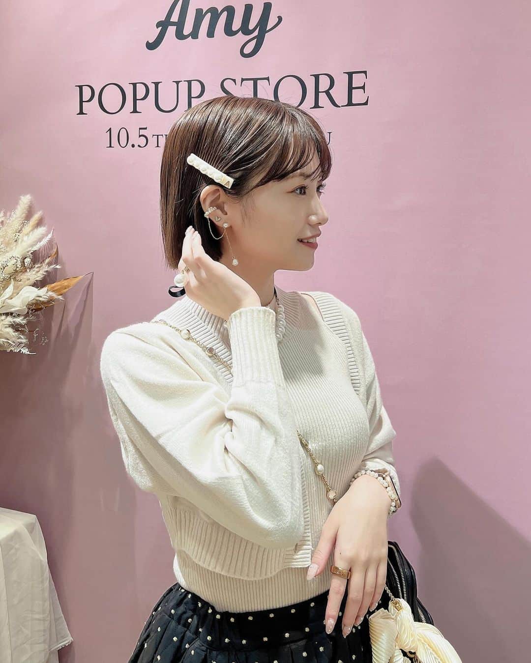朝長美桜さんのインスタグラム写真 - (朝長美桜Instagram)「本日もご来店いただきありがとうございました❤︎❤︎ いよいよ明日で最終日！ popupが始まるといつもあっという間の一瞬で終わっちゃう気がします🥲  連日沢山会いに来て下さってありがとうございます🥰 Amyを直接手に取って見ていただけて、 嬉しそうに幸せそうにして下さる姿を見て私はこれからも頑張れる！っと活力になります😌🕊️ popupならではだなと実感しております。 最終日は、15:00〜21:00で店頭にいます❤︎ お待ちしております❤︎  #Amy#Amyaccessory」10月11日 21時36分 - miochan_0517
