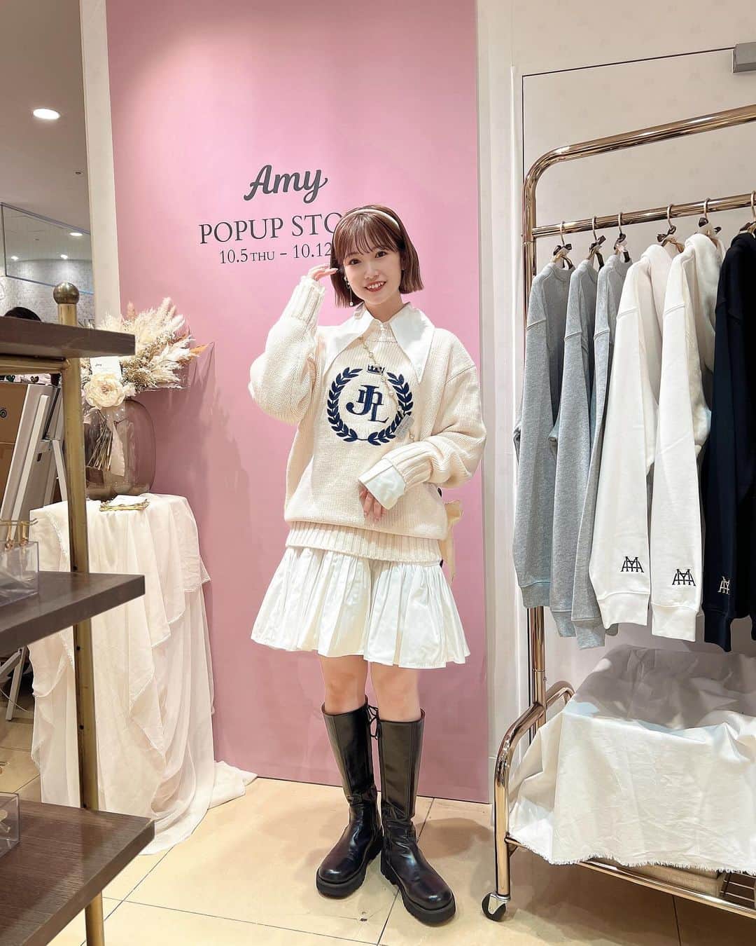 朝長美桜さんのインスタグラム写真 - (朝長美桜Instagram)「本日もご来店いただきありがとうございました❤︎❤︎ いよいよ明日で最終日！ popupが始まるといつもあっという間の一瞬で終わっちゃう気がします🥲  連日沢山会いに来て下さってありがとうございます🥰 Amyを直接手に取って見ていただけて、 嬉しそうに幸せそうにして下さる姿を見て私はこれからも頑張れる！っと活力になります😌🕊️ popupならではだなと実感しております。 最終日は、15:00〜21:00で店頭にいます❤︎ お待ちしております❤︎  #Amy#Amyaccessory」10月11日 21時36分 - miochan_0517