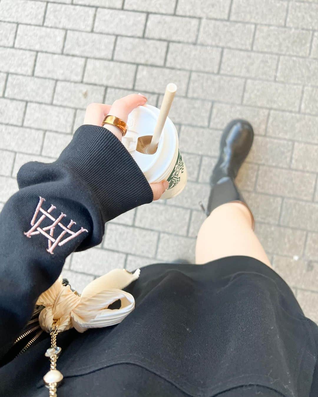 朝長美桜さんのインスタグラム写真 - (朝長美桜Instagram)「本日もご来店いただきありがとうございました❤︎❤︎ いよいよ明日で最終日！ popupが始まるといつもあっという間の一瞬で終わっちゃう気がします🥲  連日沢山会いに来て下さってありがとうございます🥰 Amyを直接手に取って見ていただけて、 嬉しそうに幸せそうにして下さる姿を見て私はこれからも頑張れる！っと活力になります😌🕊️ popupならではだなと実感しております。 最終日は、15:00〜21:00で店頭にいます❤︎ お待ちしております❤︎  #Amy#Amyaccessory」10月11日 21時36分 - miochan_0517