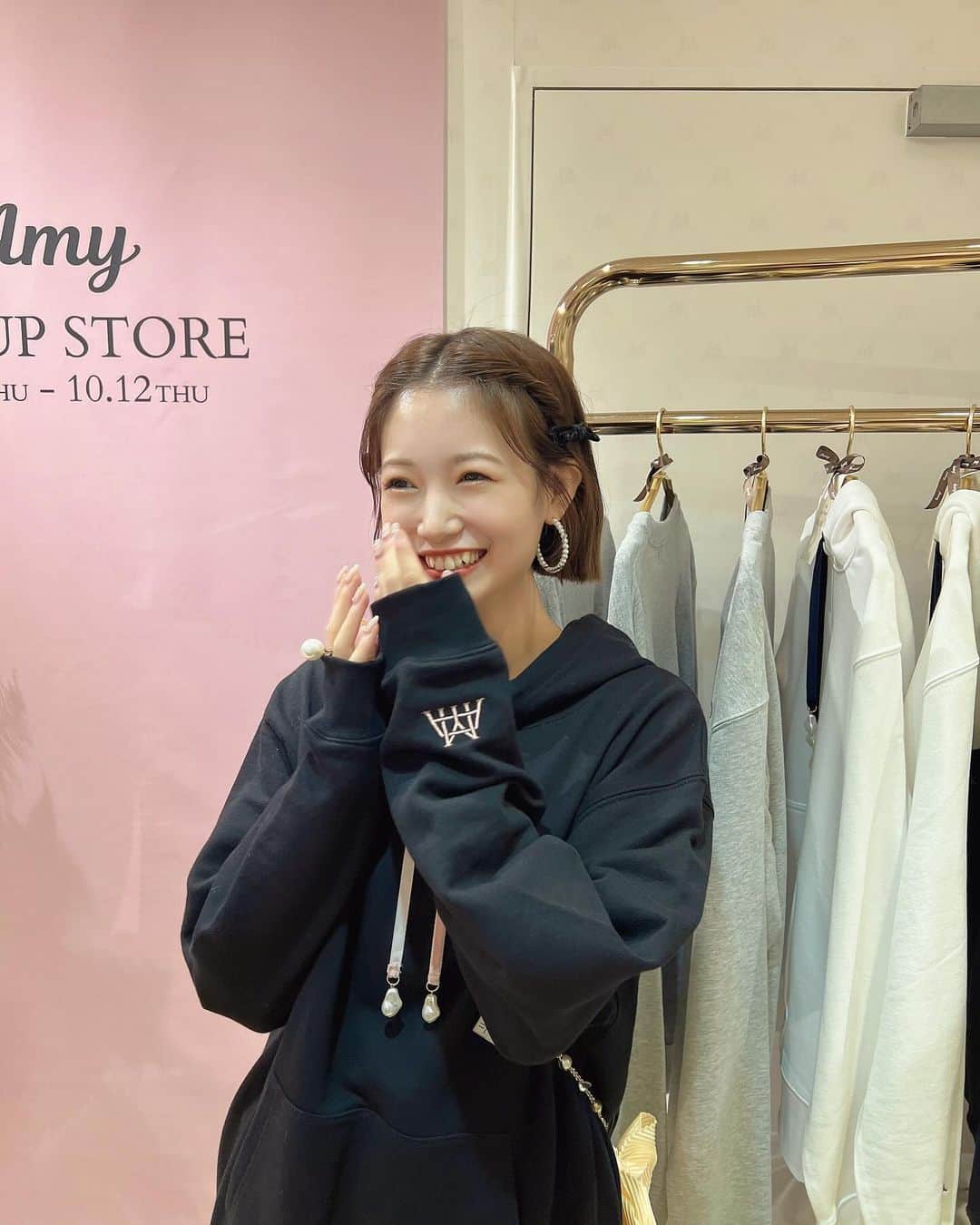 朝長美桜さんのインスタグラム写真 - (朝長美桜Instagram)「本日もご来店いただきありがとうございました❤︎❤︎ いよいよ明日で最終日！ popupが始まるといつもあっという間の一瞬で終わっちゃう気がします🥲  連日沢山会いに来て下さってありがとうございます🥰 Amyを直接手に取って見ていただけて、 嬉しそうに幸せそうにして下さる姿を見て私はこれからも頑張れる！っと活力になります😌🕊️ popupならではだなと実感しております。 最終日は、15:00〜21:00で店頭にいます❤︎ お待ちしております❤︎  #Amy#Amyaccessory」10月11日 21時36分 - miochan_0517