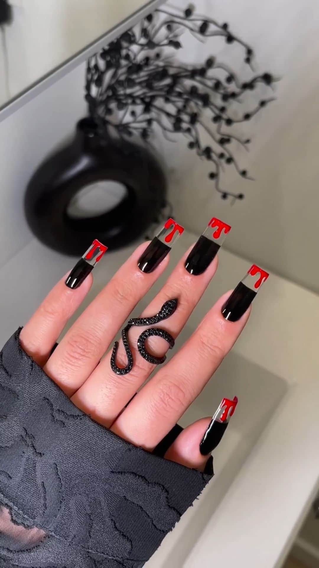 SHEINのインスタグラム：「Claws out for this spooky SZN drop-dead drip 🖤🩸💅 @elennailedit  #SHEINinspo」