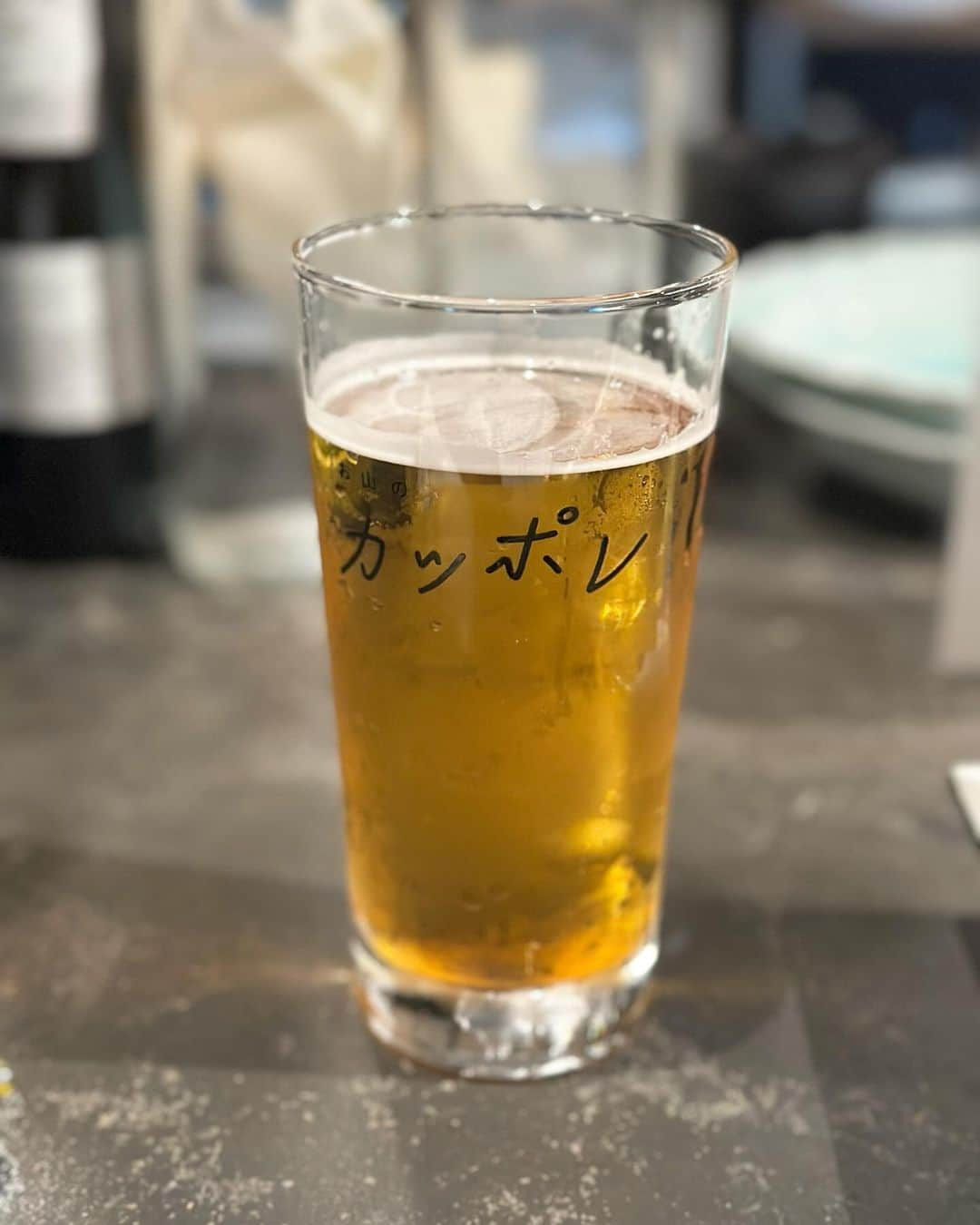 福地夏未のインスタグラム：「🍻 この前の夏未のおいしい 〜 行きたくてなんだかんだ行ったことなかったお店🫶🏻  ここで今年初秋刀魚🐟！ 最高〜！お刺身もカキフライも美味 お通しのあん肝がたまらない笑  飲み過ぎて全然食べてないな笑  今度は白子のリゾットも食べたいです！  _ #代官山 #代官山グルメ #オ山ノ活惚レ 活惚レ #ビール飲みかけ #夏未のおいしい #夏未のお酒 #飲み過ぎた #代官山ディナー」