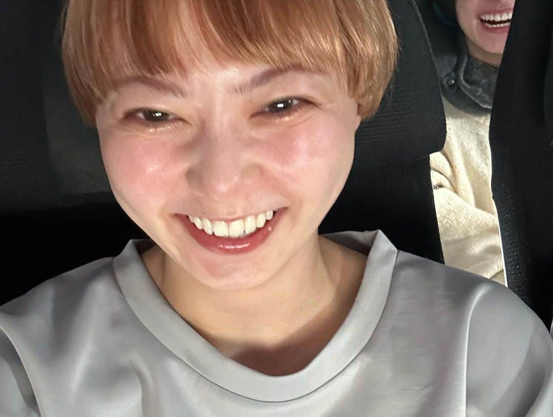 安本彩花さんのインスタグラム写真 - (安本彩花Instagram)「長期滞在スキンケア選抜総選挙 in NZ🇳🇿  #化粧水 #乳液 部門には、 アミノ酸系スキンケアブランドをチョイス  肌を作る源の#アミノ酸 を使う事で、環境の変化にも負けない健康的な素肌を保ちます。  そして#美容液 & #パック 部門には、 #ビタミン たっぷりのものを… 紫外線の強いニュージーランドでは日焼け対策必須！！！ 本当に痛いくらいの紫外線と、急な寒さに乾燥が進んでおります。汗  そして最後に応用編、 純粋の白ワセリンで更に乾燥対策！ 寝る前に目の下や口周りに分厚く塗ってます。  日本に帰ってきたら更に綺麗になってるくらいを目標にツルツルたまごちゃん目指しますよーーー😚  #私立恵比寿中学#エビ中#安本彩花 #丸顔ショートツヤツヤ笑顔担当  #スキンケア#美肌#肌活#美肌ケア#スキンケア好きさんと繋がりたい #美肌になりたい」10月11日 21時32分 - yasumoto_ayaka_official