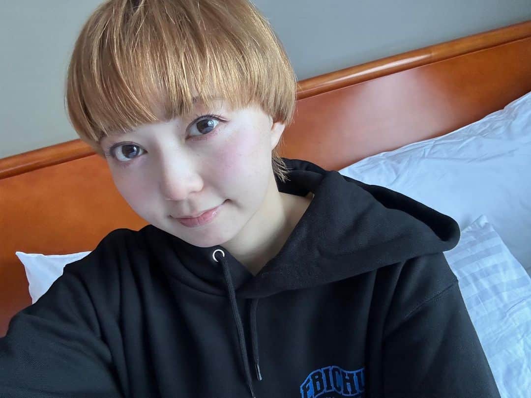 安本彩花さんのインスタグラム写真 - (安本彩花Instagram)「長期滞在スキンケア選抜総選挙 in NZ🇳🇿  #化粧水 #乳液 部門には、 アミノ酸系スキンケアブランドをチョイス  肌を作る源の#アミノ酸 を使う事で、環境の変化にも負けない健康的な素肌を保ちます。  そして#美容液 & #パック 部門には、 #ビタミン たっぷりのものを… 紫外線の強いニュージーランドでは日焼け対策必須！！！ 本当に痛いくらいの紫外線と、急な寒さに乾燥が進んでおります。汗  そして最後に応用編、 純粋の白ワセリンで更に乾燥対策！ 寝る前に目の下や口周りに分厚く塗ってます。  日本に帰ってきたら更に綺麗になってるくらいを目標にツルツルたまごちゃん目指しますよーーー😚  #私立恵比寿中学#エビ中#安本彩花 #丸顔ショートツヤツヤ笑顔担当  #スキンケア#美肌#肌活#美肌ケア#スキンケア好きさんと繋がりたい #美肌になりたい」10月11日 21時32分 - yasumoto_ayaka_official