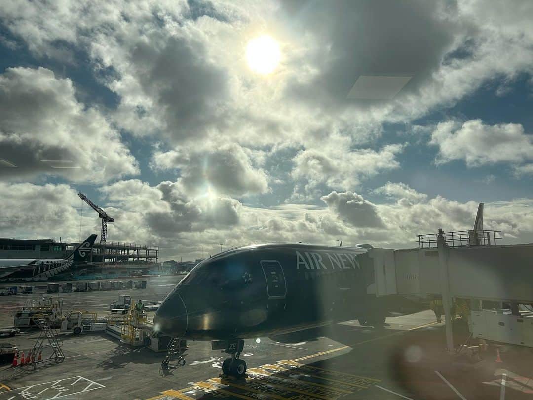 安本彩花さんのインスタグラム写真 - (安本彩花Instagram)「長期滞在スキンケア選抜総選挙 in NZ🇳🇿  #化粧水 #乳液 部門には、 アミノ酸系スキンケアブランドをチョイス  肌を作る源の#アミノ酸 を使う事で、環境の変化にも負けない健康的な素肌を保ちます。  そして#美容液 & #パック 部門には、 #ビタミン たっぷりのものを… 紫外線の強いニュージーランドでは日焼け対策必須！！！ 本当に痛いくらいの紫外線と、急な寒さに乾燥が進んでおります。汗  そして最後に応用編、 純粋の白ワセリンで更に乾燥対策！ 寝る前に目の下や口周りに分厚く塗ってます。  日本に帰ってきたら更に綺麗になってるくらいを目標にツルツルたまごちゃん目指しますよーーー😚  #私立恵比寿中学#エビ中#安本彩花 #丸顔ショートツヤツヤ笑顔担当  #スキンケア#美肌#肌活#美肌ケア#スキンケア好きさんと繋がりたい #美肌になりたい」10月11日 21時32分 - yasumoto_ayaka_official
