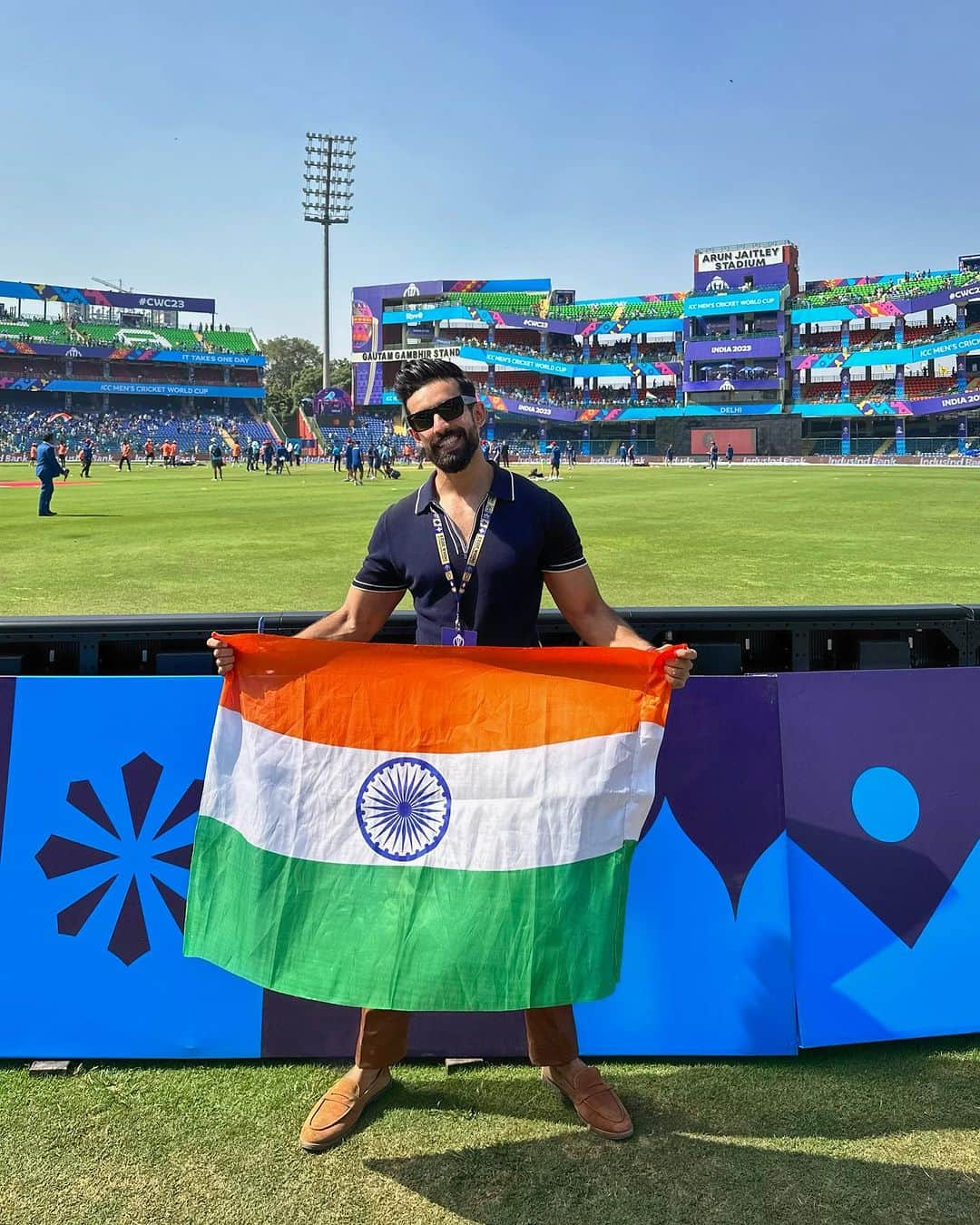 Karron S Dhinggraさんのインスタグラム写真 - (Karron S DhinggraInstagram)「Here For The Win🏆🇮🇳 . . @royalstagliveitlarge  #TheFormalEdit #WorldCup #LargeHumaaraHai」10月11日 21時37分 - theformaledit