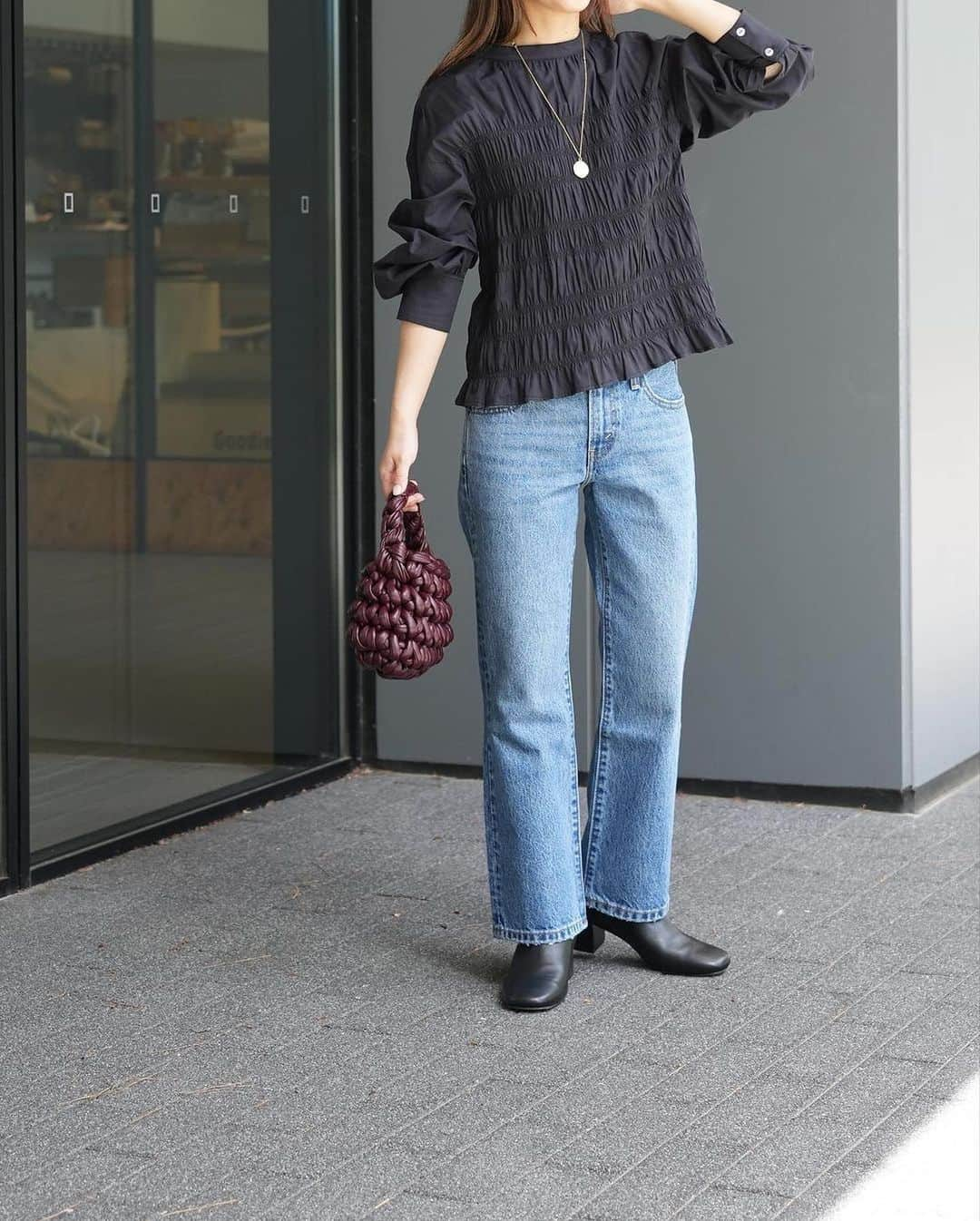 トライセクトさんのインスタグラム写真 - (トライセクトInstagram)「Levi's®︎ meets SLOBE IÉNA👖 "𝘔𝘐𝘋𝘋𝘠 𝘈𝘕𝘒𝘓𝘌 𝘉𝘖𝘖𝘛 " ⁡  SLOBE IÉNA  ⁡@slobeiena   ＿＿＿＿＿＿＿＿＿＿＿＿ ⁡ ⁡ 📍全店舗・オンラインストアにて販売スタート！ ⁡ ⁡ 今回で5度目となるLevi's®︎とのお取り組み。 定番アイテムだからこそ今っぽく穿ける新鮮なデニムを作りたい！という想いをもとに ミッドライズのモデルをベースに制作しました👖 ⁡ ⁡ 既にLevi's® meets SLOBEのデニムをお持ちの方も初めての方も、きっとワードローブに加えたくなる1本になるはず。 ⁡  ⁡ ＿＿＿＿＿＿＿＿＿＿＿＿ ⁡ ⁡ 【SLOBE別注POINT✔︎】 ⁡ ◾︎美シルエットを叶えるフレアデザインはそのままに、さまざまなシューズとのバランスを楽しめる2レングス展開 ◾︎どんなスタイリングにも馴染むブルーのボディカラー ◾︎こなれた雰囲気を演出するヴィンテージ調のリベット ⁡ ⁡ ＿＿＿＿＿＿＿＿＿＿＿＿ ⁡ ⁡ ⁡ 🏷 item ⁡ ☑︎Levi's®︎ SLOBE別注MIDDY ANKLE BOOTデニムパンツ no.23030913000530 ¥14,300(includhing tax) ⁡ サイズ展開 : 23/23.5/24/24.5/25/25.5/26/26.5/27/27.5/28/28.5/29/29.5 ※1つのサイズに対して2種類のレングスでご用意しています。  ⁡ ⁡    ＿＿＿＿＿＿＿＿＿＿＿＿＿🏷️ ⁡ いつも投稿をご覧いただきありがとうございます！ ベイクルーズ公式インスタグラムでは WOMEN & MENの新作情報を毎日配信中📷 是非フォローしてね ♪ ▼▼▼ @baycrews ＿＿＿＿＿＿＿＿＿＿＿＿＿＿ ⁡ #baycrews#slobeiena #ベイクルーズ #スローブイエナ #リーバイス #デニムコーデ #デニムパンツ #別注 #ジャケットコーデ #ニットコーデ #ブラウスコーデ #ブーツコーデ #ショートブーツ #大人コーデ #シンプルコーデ #カジュアルコーデ #着回し #着回しコーデ #20代コーデ  #30代コーデ#40代コーデ #トレンドコーデ #スタッフコーデ #スタイリング#秋コーデ#秋服コーデ #着回し術#着こなし術 #レイヤード #レイヤードコーデ」10月11日 21時32分 - baycrews