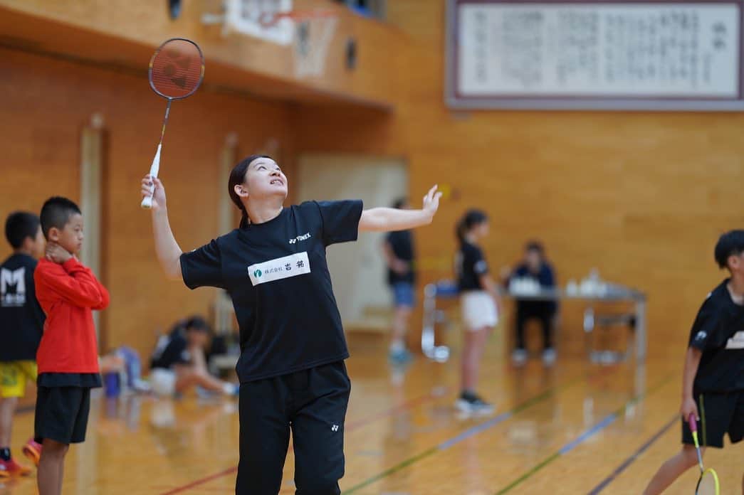 髙橋礼華さんのインスタグラム写真 - (髙橋礼華Instagram)「. . 近畿大会前最後のM-BASE🏸 . . と言いつつもみんなには今までやってきたことをしっかり出してほしい！ ただそれだけです☺️ . . 勝っても、負けてもみんなが楽しく、元気よくプレーしてくれることだけを願ってます🥹✨ . . . 私も気合いいれてこの日は4年生女子シングルス、6年生男子ダブルスをやりとてもヘトヘトでした🤣🤣 . . . 一緒に打つことでなにか少しでも感じ取ってもらえればと思ってコートに入ってます☺️🏸 . . さぁ、奈良県頑張るぞー😤💪💪 . . #mbase #mbasebadmintonacademy  #奈良県 #藤井瑞希 #髙橋礼華」10月11日 21時33分 - ayataka419