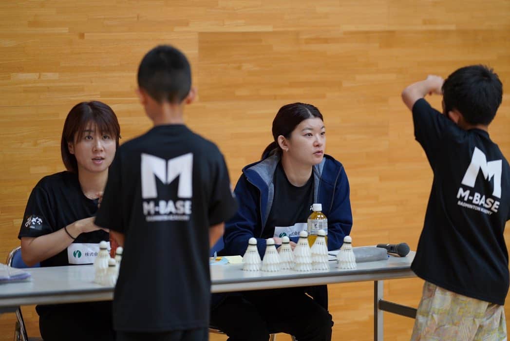 髙橋礼華さんのインスタグラム写真 - (髙橋礼華Instagram)「. . 近畿大会前最後のM-BASE🏸 . . と言いつつもみんなには今までやってきたことをしっかり出してほしい！ ただそれだけです☺️ . . 勝っても、負けてもみんなが楽しく、元気よくプレーしてくれることだけを願ってます🥹✨ . . . 私も気合いいれてこの日は4年生女子シングルス、6年生男子ダブルスをやりとてもヘトヘトでした🤣🤣 . . . 一緒に打つことでなにか少しでも感じ取ってもらえればと思ってコートに入ってます☺️🏸 . . さぁ、奈良県頑張るぞー😤💪💪 . . #mbase #mbasebadmintonacademy  #奈良県 #藤井瑞希 #髙橋礼華」10月11日 21時33分 - ayataka419