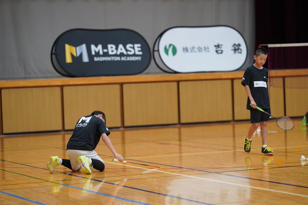 髙橋礼華さんのインスタグラム写真 - (髙橋礼華Instagram)「. . 近畿大会前最後のM-BASE🏸 . . と言いつつもみんなには今までやってきたことをしっかり出してほしい！ ただそれだけです☺️ . . 勝っても、負けてもみんなが楽しく、元気よくプレーしてくれることだけを願ってます🥹✨ . . . 私も気合いいれてこの日は4年生女子シングルス、6年生男子ダブルスをやりとてもヘトヘトでした🤣🤣 . . . 一緒に打つことでなにか少しでも感じ取ってもらえればと思ってコートに入ってます☺️🏸 . . さぁ、奈良県頑張るぞー😤💪💪 . . #mbase #mbasebadmintonacademy  #奈良県 #藤井瑞希 #髙橋礼華」10月11日 21時33分 - ayataka419