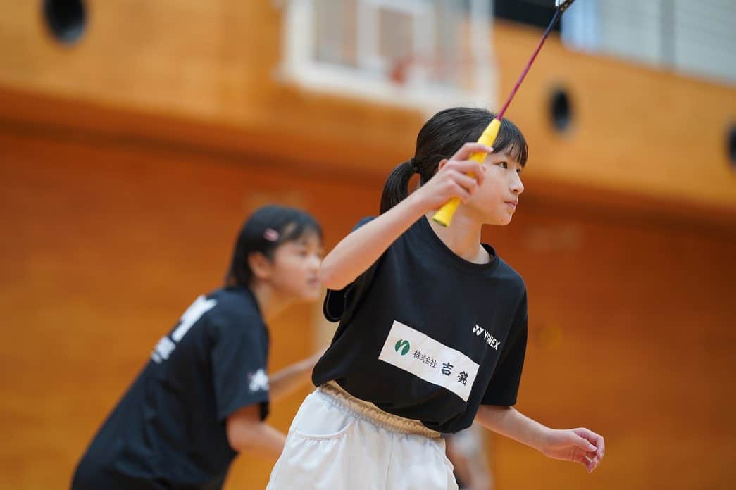 髙橋礼華さんのインスタグラム写真 - (髙橋礼華Instagram)「. . 近畿大会前最後のM-BASE🏸 . . と言いつつもみんなには今までやってきたことをしっかり出してほしい！ ただそれだけです☺️ . . 勝っても、負けてもみんなが楽しく、元気よくプレーしてくれることだけを願ってます🥹✨ . . . 私も気合いいれてこの日は4年生女子シングルス、6年生男子ダブルスをやりとてもヘトヘトでした🤣🤣 . . . 一緒に打つことでなにか少しでも感じ取ってもらえればと思ってコートに入ってます☺️🏸 . . さぁ、奈良県頑張るぞー😤💪💪 . . #mbase #mbasebadmintonacademy  #奈良県 #藤井瑞希 #髙橋礼華」10月11日 21時33分 - ayataka419