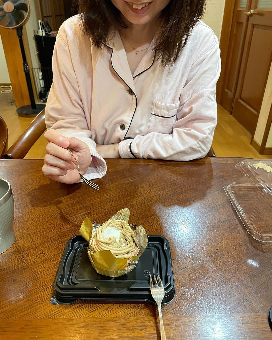 飯島直子さんのインスタグラム写真 - (飯島直子Instagram)「こんばんは^ - ^♪  今日は水曜日でした  わたしにとって水曜と木曜が 鬼門です  そして、みんなのメッセージで 気づくという  みんなのおかげで助かってます ありがとう( ´ ▽ ` )ﾉ  そして、姉再来  残しておいたケーキを食べようとしてました  おちおちしてられませんね  9.10.11日のへんじすこしです＾＾  st_shin_g51才誕生日おめでとう♪わたしも幸せだよ^_^カラダに気をつけてステキな一年にしてね♪  sami結婚34周年おめでとう♪ とくに何もない…それも良し^_^普通が幸せ♡健康に気をつけていつまでも仲良しでね♪  仁美５２才誕生日おめでとう♪ 美人さん♪お祝いしたかな^ - ^ ステキな一年になりますように♪  洋一６１才誕生日おめでとう♪ 頑張ってるね！回復してきて良かった！リハビリも頑張ってきてね！応援してるよᕦ(ò_óˇ)ᕤ  ともこ姪ソフちゃん誕生日おめでとう♪かわいい子♡いくつになったかな^ - ^元気にスクスク大きくなーれ♪  asamin４８才誕生日おめでとう♪免許の更新こだわり大事大事^ - ^外食でお祝いかな？ 健康に気をつけ良い一年になりますように^ - ^♪  抗がん剤でムカムカと闘ってる…治療お疲れさま！体調どうかな…ムカムカ飛んでけー！ あっこ！ファイト！  寝込んでた！良くなったかな？ guizi！  麻里子♪  浅草いい所だね♪成美！  愛犬二頭に話しを聞いてもらい…^ - ^更年期一緒に乗り越えようね^ ^mayumama！  しじゅうごのあやこ♪  この間の焼肉屋さんのチヂミは卵多めでフワフワでした^ ^ おいしかった！  残業がんばってね！ひと休みしながらね♪  夜勤ファイトー٩(๑❛ᴗ❛๑)۶  さなえ、大丈夫かな？！  観劇に感激したよ笑ぴょん♪  プール！むかしジムで泳いでた^ - ^運動で水泳が一番すきだよ！ribbon.k！  ひろっぺ！心構えがすばらしいね…たくさんの経験がチカラとなる^ - ^応援してるよ、カラダに気をつけて頑張ってね！  直美ぃぃぃ人生考えても仕方ないなるようににしかならん！  次の試験がんばろう！ひかる！  アニー！！がんばれᕦ(ò_óˇ)ᕤ 祈ってるよ！  歯医者が苦手で過呼吸に…情けなく涙が…そんな事ないよ！ 苦手なひと、パニック起こすひといっぱいいるんだよ(*´-`) 大丈夫。気にしちゃだめ^ - ^ 歯医者さんに事前に相談しておくと、気にかけてくれる良い歯医者さんあるよ^ - ^ 今日はゆっくりお昼寝できたかな^ - ^neonmama！  かつひさ♪  今日は水曜日、総攻撃笑キタムラくん♪  今日も学校がんばったね！萌！ エライぞ٩(๑❛ᴗ❛๑)۶  末吉♪夢叶えようね！  今週もがんばろ！あゆみ！  ダメな嫁なんかじゃ全然ない！ がんばってる！としこ^ - ^  ユカ！大丈夫かな…？  あやこ！治療お疲れさま^ - ^ 頑張ってるね、可愛いウィッグつけてファイトと乗り切ってね 応援してるよ٩(๑❛ᴗ❛๑)۶  mauim…すぐ冬がくるよ がんばろうね(*´-`)  だんどりくん、ありがとう！！  レモンケーキ！スゴイ！たまき！  バリ好いとーとよ♡  すず♪  よぉし！一丁やってみよう！ まぁ♪！！  わたしは姉と軽く掃除をしました、本当にかるく  姉がいるともっとやる気がわきません  本物の癒し系です  今日も一日お疲れさまでした  みんなゆっくり眠れますように  おやすみなさい( ´ ▽ ` )ﾉ♡  また明日♡♡  明日は木曜日だよ！！」10月11日 21時34分 - naoko_iijima_705_official