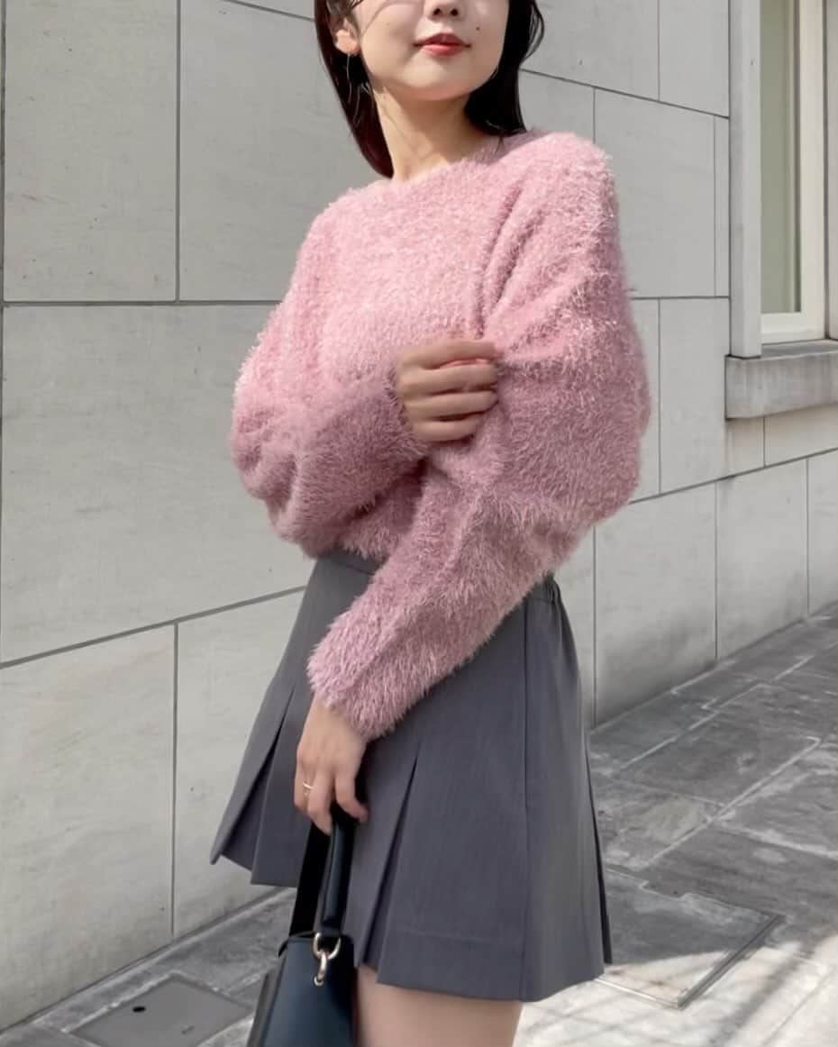 WHO’S WHO Chicoのインスタグラム：「. 【NEW ARRIVAL】 2wayドルマン短丈ラメシャギーニット price : ¥6,600(tax in) color : ベージュ、ピンク、グレー、ブラック  .  #Chico #SalonbyChico  #ニット #ラメニット  #2023aw #23aw . ※商品ページでは、遅延などの影響も考え納期を少し先に設定させていただいております。 予約商品は商品ページにて記載している納期より早いお届けになる場合がございますので予めご了承ください。」