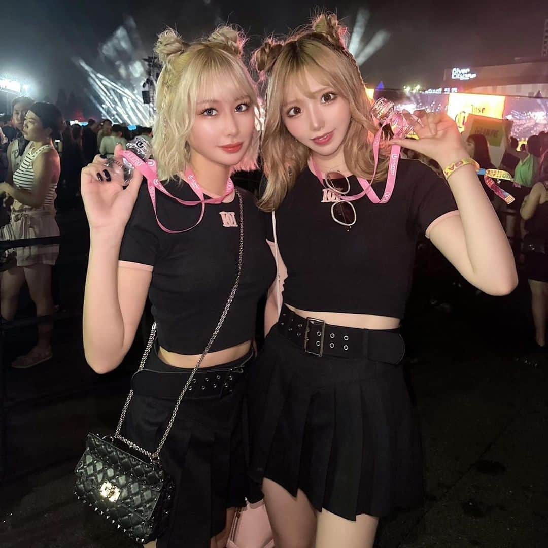 橘りあのインスタグラム：「ももちと双子コーデ👯‍♂️❤️‍🔥 . . #ultrajapan #ウルトラ #フェス #フェスコーデ #双子コーデ」