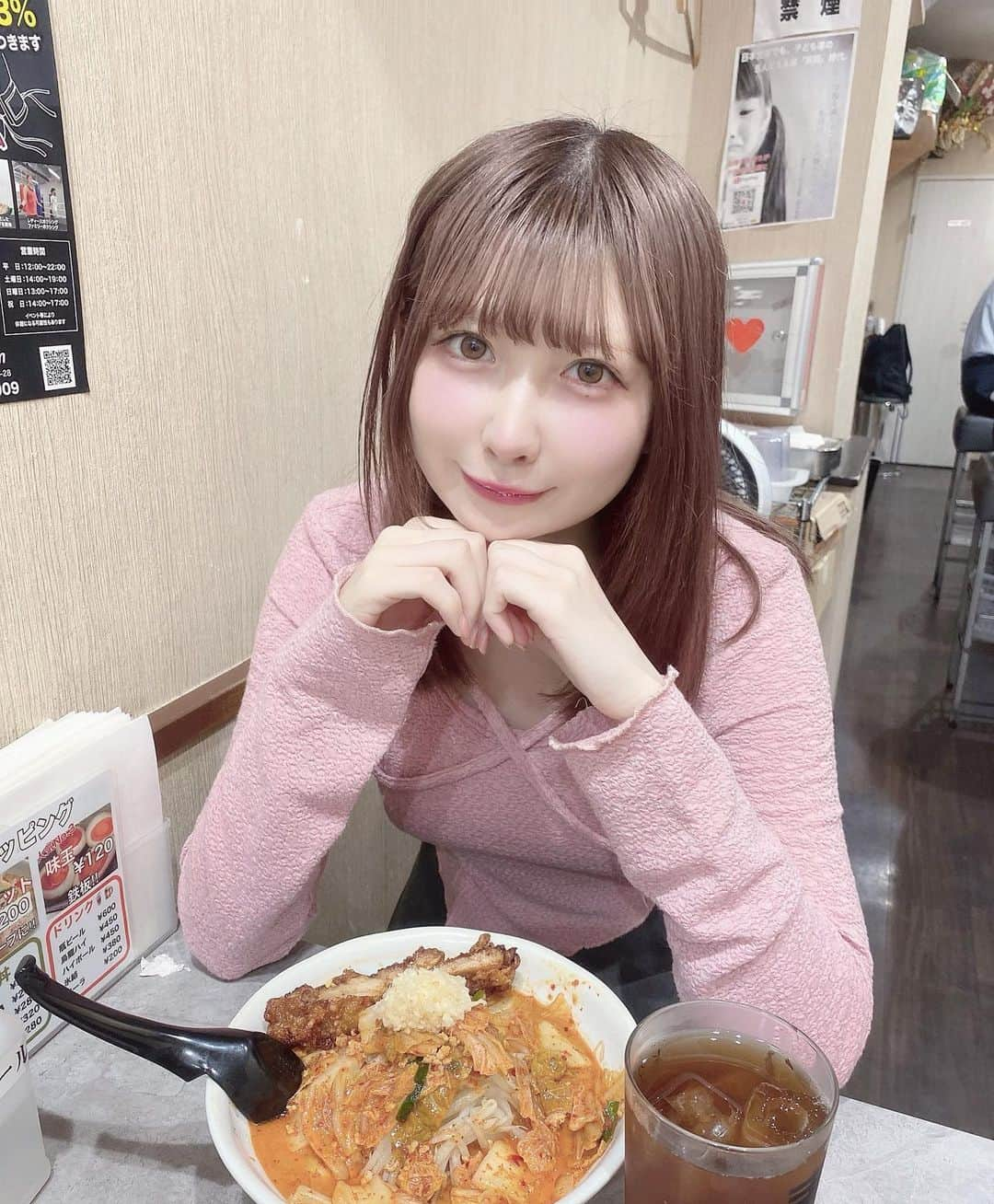 宮内凛のインスタグラム：「. . 大好きな表裏のコラボキムチラーメン最高でした🍜♡ . .  @babahyouri #高田馬場ラーメン #コラボキムチラーメン #キムチラーメン #旨辛ラーメン表裏 #スタミナ飯 #ガッツリ飯 #ラーメングルメ」