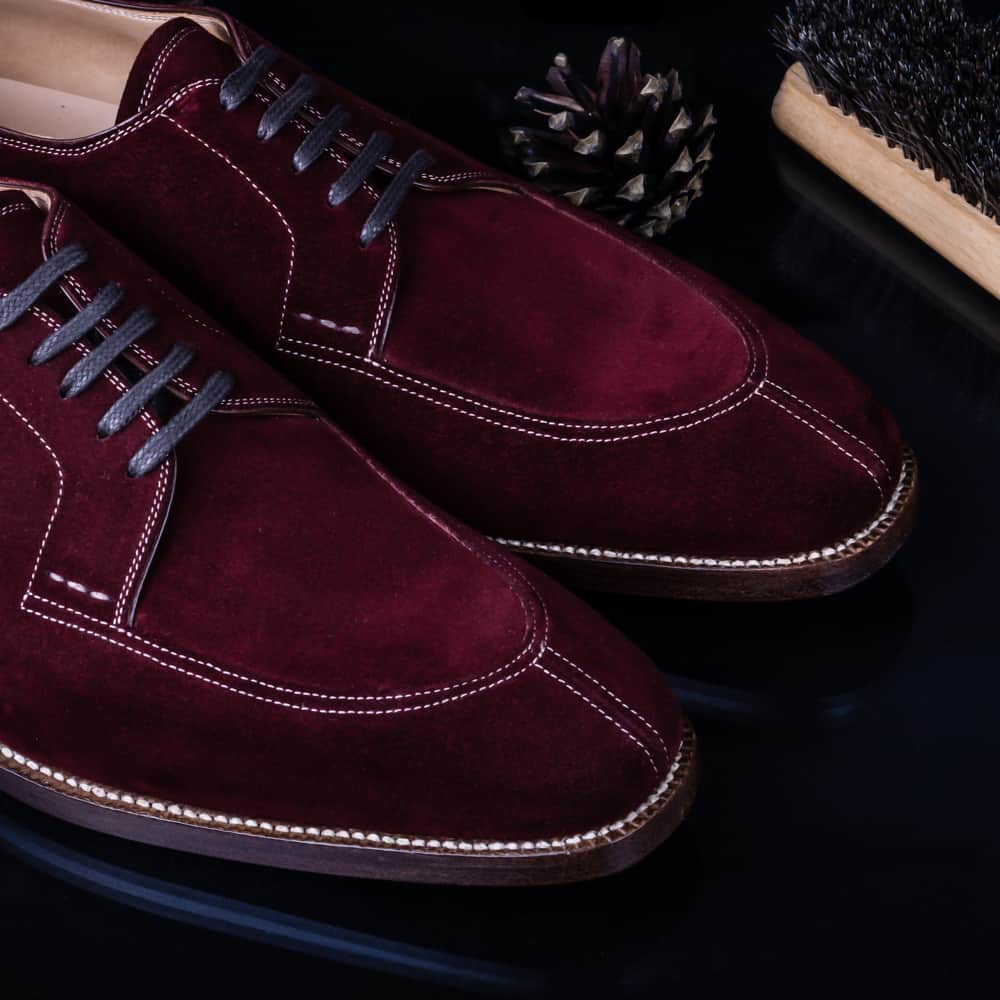 のインスタグラム：「For those who live without limits. Our split toe derby (model 508) in a rich burgundy suede will perfectly offset a grey flannel suit this winter...⁣ #shoes #handmadeshoes #madetoorder #mtoshoes #bespokeshoes #handwelted #shoeporn #madebyhand #shoestagram #agentlemanschoice #onlyforgentlemen」