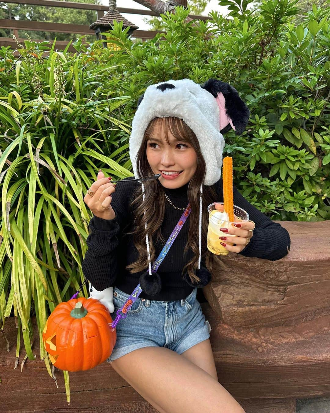 baby.maiのインスタグラム：「. . Disney Land🏰🎃💞  疲れすぎて夕方ぐらいには電池切れ🥶笑 明日も張り切って行こ🥳  Disneyでもつけてきたお気に入りの @queen.lupis のアクセサリー⛓️ 汗にも強いし錆びにくいから最高💞  #LUPIS #ルピス #アクセサリー #ルピスタグラム #LUPISタイアップ #disney #disneyland #東京ディズニーランド #ディズニーランド #ディズニーハロウィン」