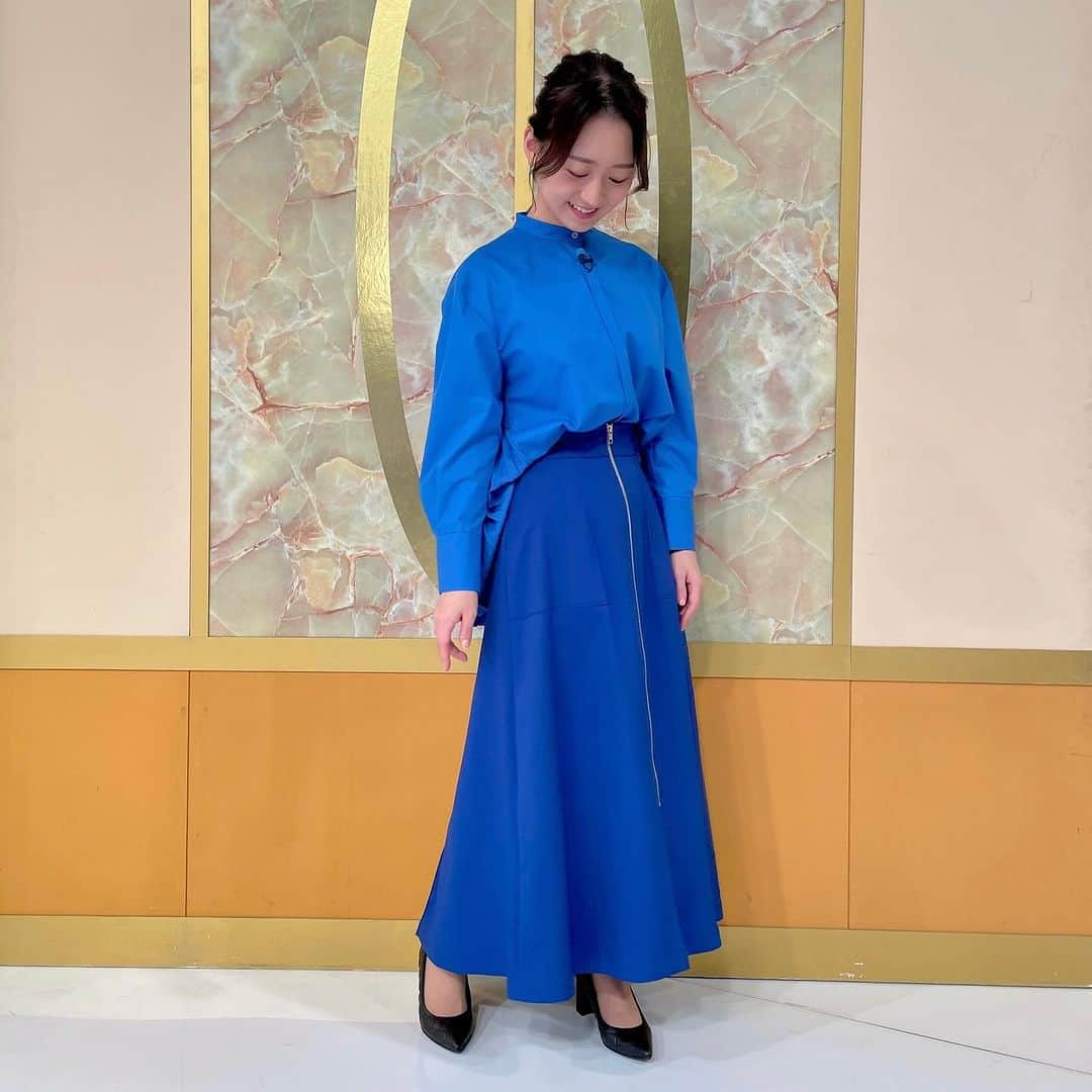 片渕茜さんのインスタグラム写真 - (片渕茜Instagram)「なんでも鑑定団衣装🌱 真っ青です！  昨日はギベオン隕石やロイヤルコペンハーゲンのアイスドームなど珍しいお宝が登場しましたね。 アイスドーム…響きだけでもう幸せです🤤  ① Tops&Skirt#rawfudge Jewelry&Hair ornaments #mignondebijoux (ミニョンドゥビジュー) Shoes #ダイアナ  ② One‐piece #cohina  Jewelry&Hair ornaments #mignondebijoux (ミニョンドゥビジュー) Shoes #ダイアナ  #なんでも鑑定団　#アナウンサー衣装」10月11日 21時39分 - akane_katafuchi