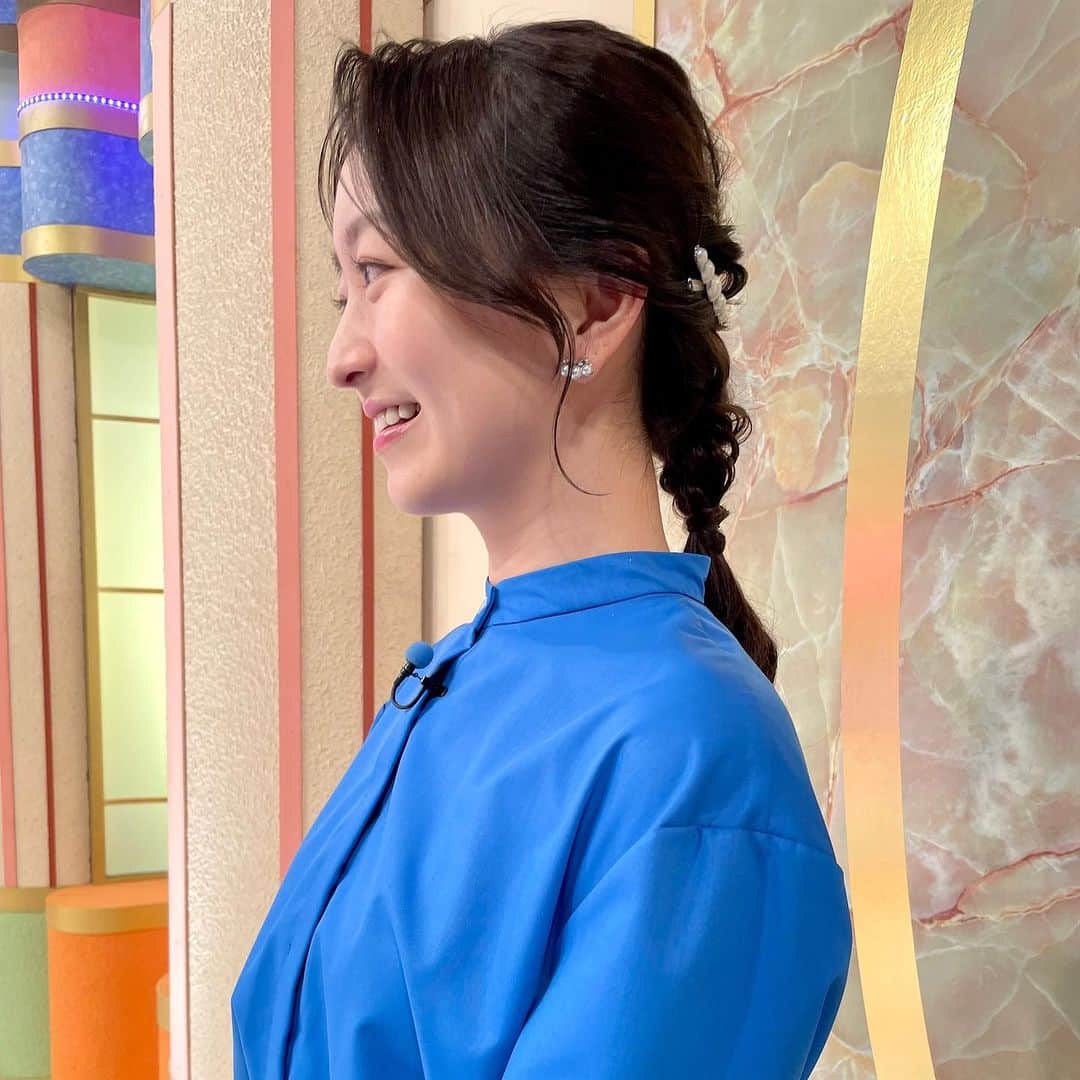 片渕茜さんのインスタグラム写真 - (片渕茜Instagram)「なんでも鑑定団衣装🌱 真っ青です！  昨日はギベオン隕石やロイヤルコペンハーゲンのアイスドームなど珍しいお宝が登場しましたね。 アイスドーム…響きだけでもう幸せです🤤  ① Tops&Skirt#rawfudge Jewelry&Hair ornaments #mignondebijoux (ミニョンドゥビジュー) Shoes #ダイアナ  ② One‐piece #cohina  Jewelry&Hair ornaments #mignondebijoux (ミニョンドゥビジュー) Shoes #ダイアナ  #なんでも鑑定団　#アナウンサー衣装」10月11日 21時39分 - akane_katafuchi