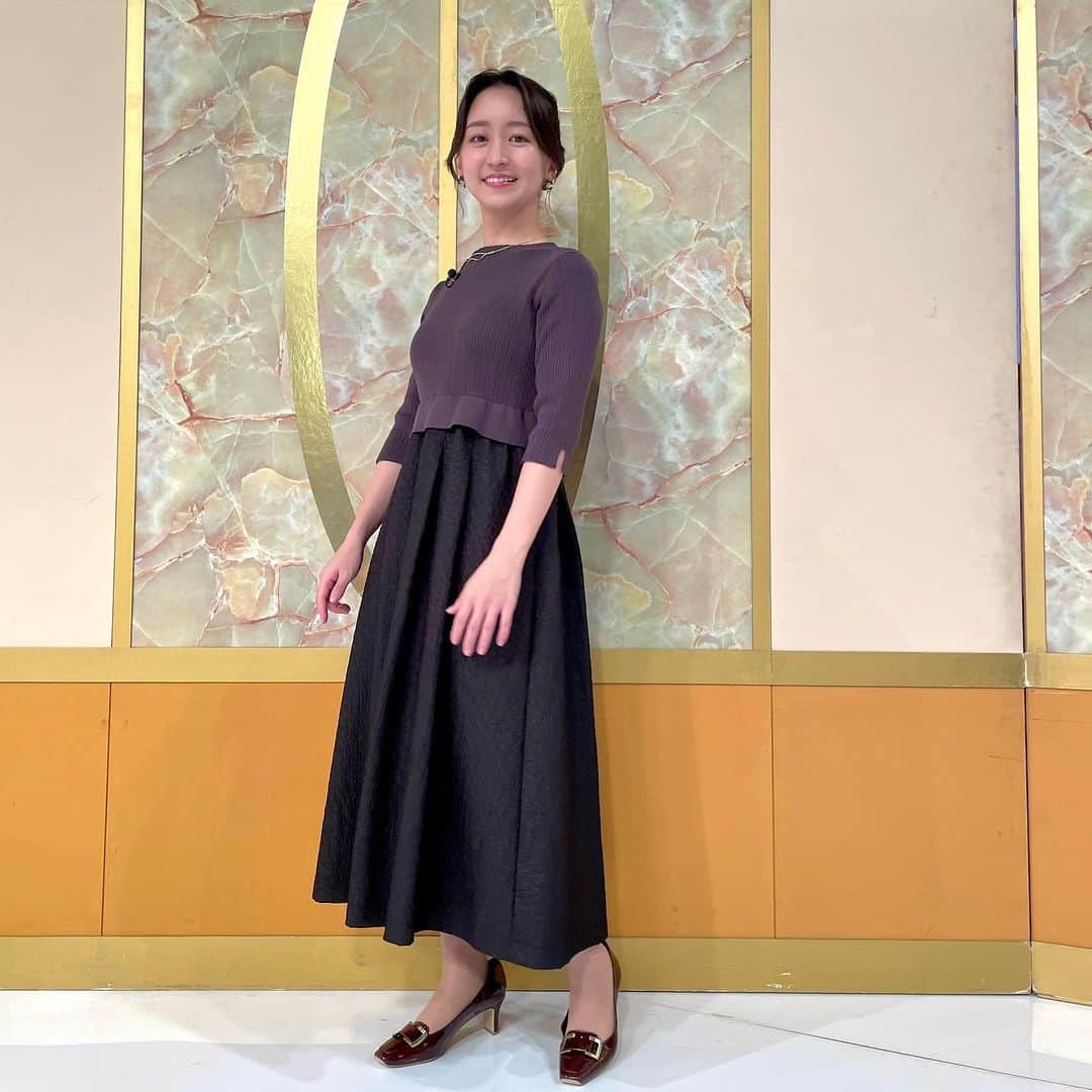 片渕茜さんのインスタグラム写真 - (片渕茜Instagram)「なんでも鑑定団衣装🌱 真っ青です！  昨日はギベオン隕石やロイヤルコペンハーゲンのアイスドームなど珍しいお宝が登場しましたね。 アイスドーム…響きだけでもう幸せです🤤  ① Tops&Skirt#rawfudge Jewelry&Hair ornaments #mignondebijoux (ミニョンドゥビジュー) Shoes #ダイアナ  ② One‐piece #cohina  Jewelry&Hair ornaments #mignondebijoux (ミニョンドゥビジュー) Shoes #ダイアナ  #なんでも鑑定団　#アナウンサー衣装」10月11日 21時39分 - akane_katafuchi