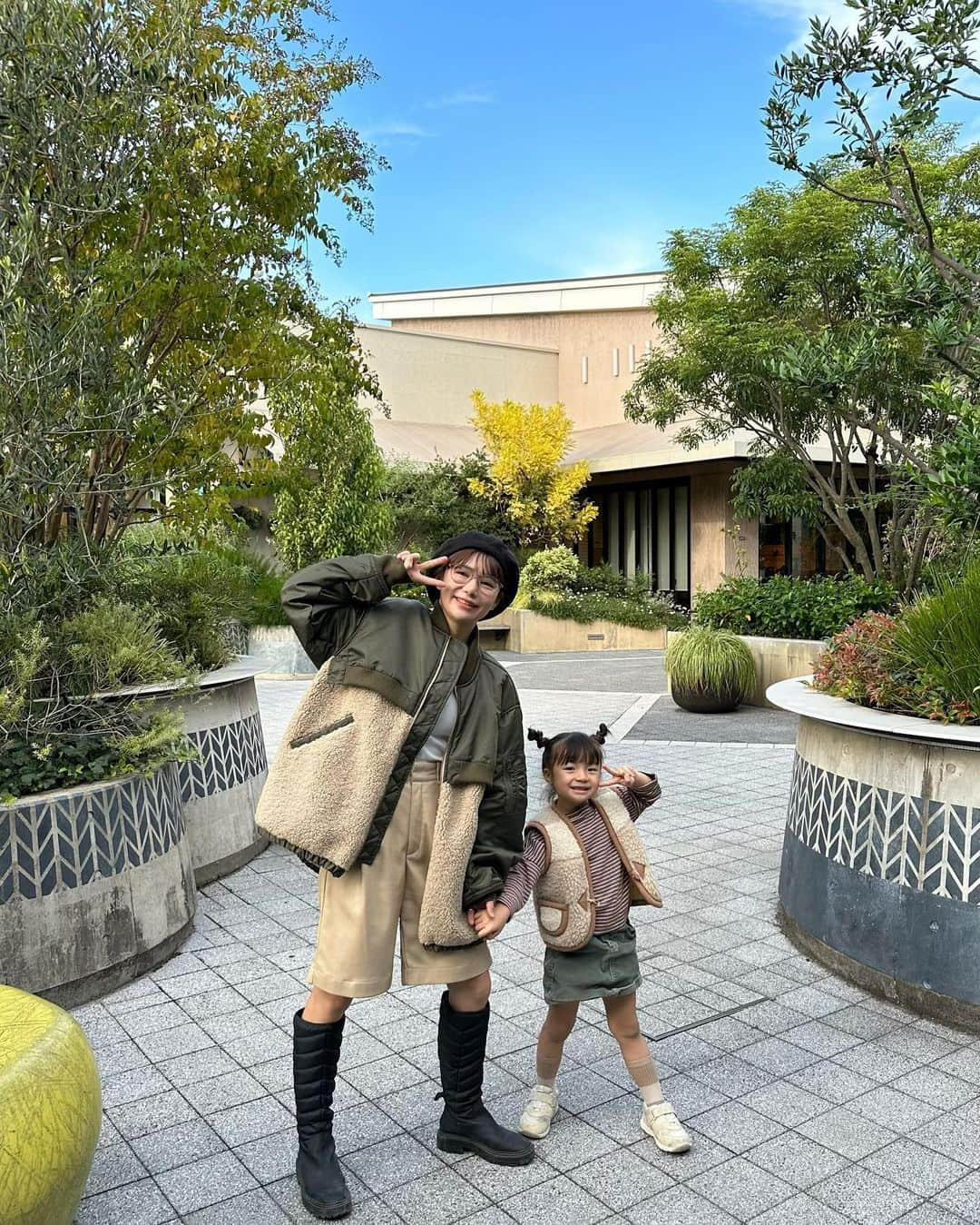 長谷川あやのインスタグラム：「・ 弾丸アウトレット🧑🏻🧔🏻‍♀️👧🏻✌️ （THE現実な5枚目 笑）  急に秋？急に冬？ 朝晩すっかり涼しくなってきたね🥺💭  ひんやりしてきた ちょっと寂しいような秋の空気 結構好きなんだよね🫶🍂  🧑🏻 outer @look_e.shop × @rihoo914  pants @searoomlynn_official  boots @hm   👧🏻 pants @hm_kids  shoes @grbirthday   #子供のいる生活#女の子ママ#小夏のいる生活#4歳2ヶ月」