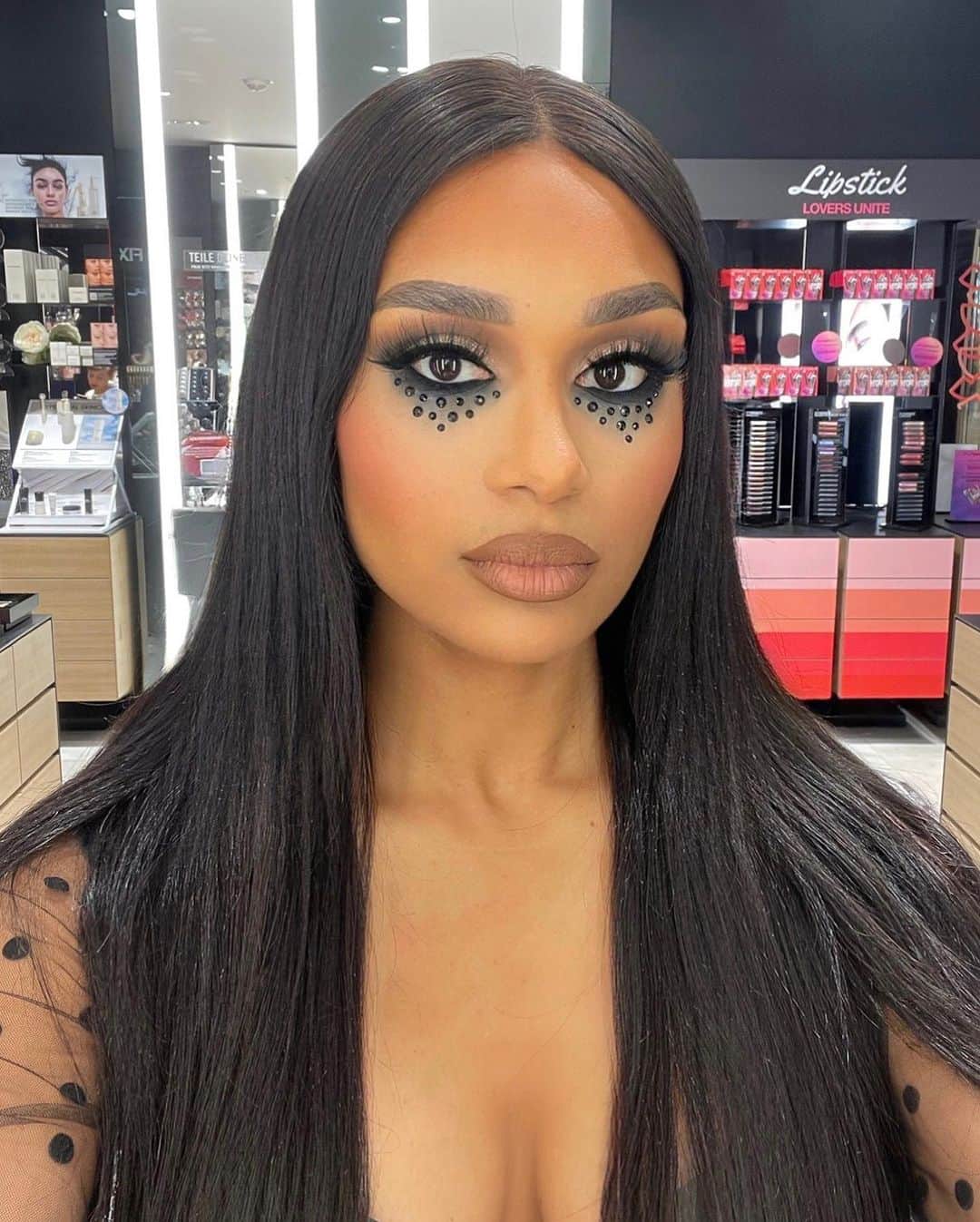 M·A·C Cosmetics Deutschlandのインスタグラム：「Happy Spooky Season! 🎃 bist du schon auf der Suche nach deinem ultimativen Halloween-Kostüm? Hier hast du drei Make-Ups, die die auf jeden Fall inspirieren werden! #MACHalloween」
