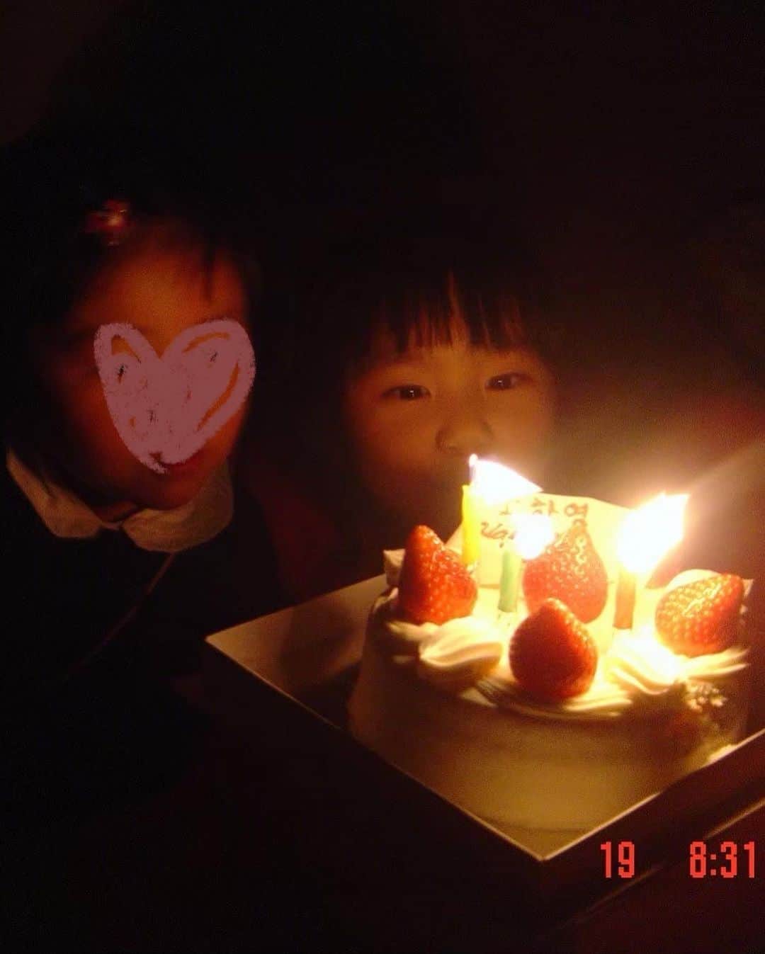 Janeぜうんのインスタグラム：「【Happy 400K🍰】 高３から始めて気づいたらこんな大きなJeddyファミリー になってて自分でも驚いています。  （Q&Aでも言おうと思うけど、これからみんなのこと「サブスクライバーさん」じゃなくてJeddy(ジェディ-)= Jane buddyって呼ぶことにしました!!笑).  力をもらえて与えられる暖かいコミュニティになれているのもみんなのおかげです🌞🌱いつも本当にありがとうございます!!  【song for you, “You say”💌】 てことで、この度、Jane buddyのみんなと私のために（笑) 歌を準備しました。   ん歌?!って感じですが、21の私が今感じてることとか自分の背中を一押しするメッセージを歌で残してみたいなと思い、「You say」という曲を作りました。  厳密に言うと作詞だけです笑。カタチにしてくださった 作曲家/アーティストのテフン先生、本当にありがとうございます!!!   今夏ずっと準備してきたのでぜひ聴いてみてください🎧 (プロフィールにリンク貼っておきます↑)   秋の空と爽やかな風を感じながら、この曲と一緒に元気に一日をStartしてみてください🌬🍂🤍  “You say”」
