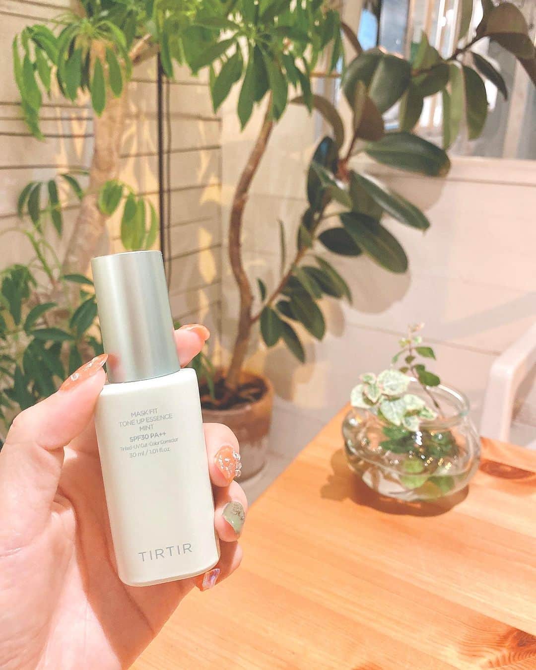 きいたんのインスタグラム：「💄💋 ⁡ ⁡ SNSで良く見かけるし気になってたTIRTIR🌿 塗ってるの忘れるレベルに軽いのに自然にカバーしてくれる😳 下地は何年もPAUL & JOE使ってたけど TIRTIRだと保湿力もあるからこれからの時期にめっちゃ良さそう🤍 #下地 良かったから#クッションファンデ も気になる😳🥚  #tirtir #tirtir_japan」