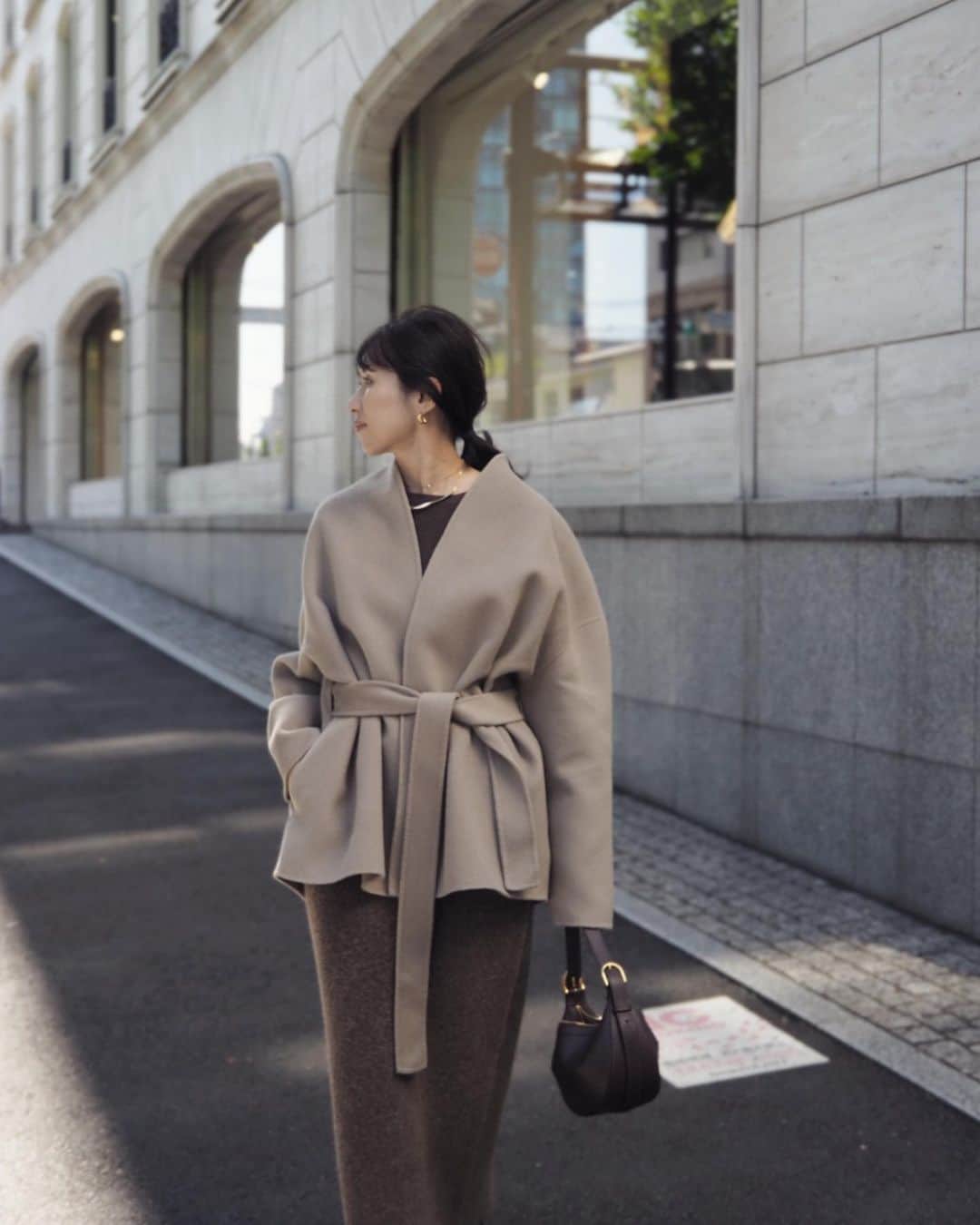 のインスタグラム：「Allure Coat 毎年この季節になってこのコートに袖に通すとNa.eコートの季節の始まりを感じる♡ 360度どこからみても美シルエット🫶🏻 ・ #nae_allurecoat #nae_crewneckknit ・ ・ #coordinate#nae_153cm#153cm #大人カジュアル#ナエコート #ウールコート#きれいめファッション #低身長コーデ#骨格ストレート #30代コーデ#40代コーデ」