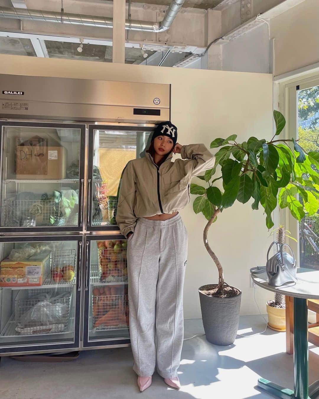 小山はるきのインスタグラム：「my oasis @cosmosjuice_tomigaya 🌈 wearing IUN TUCK SWEATPANTS 10/12 20:00-」