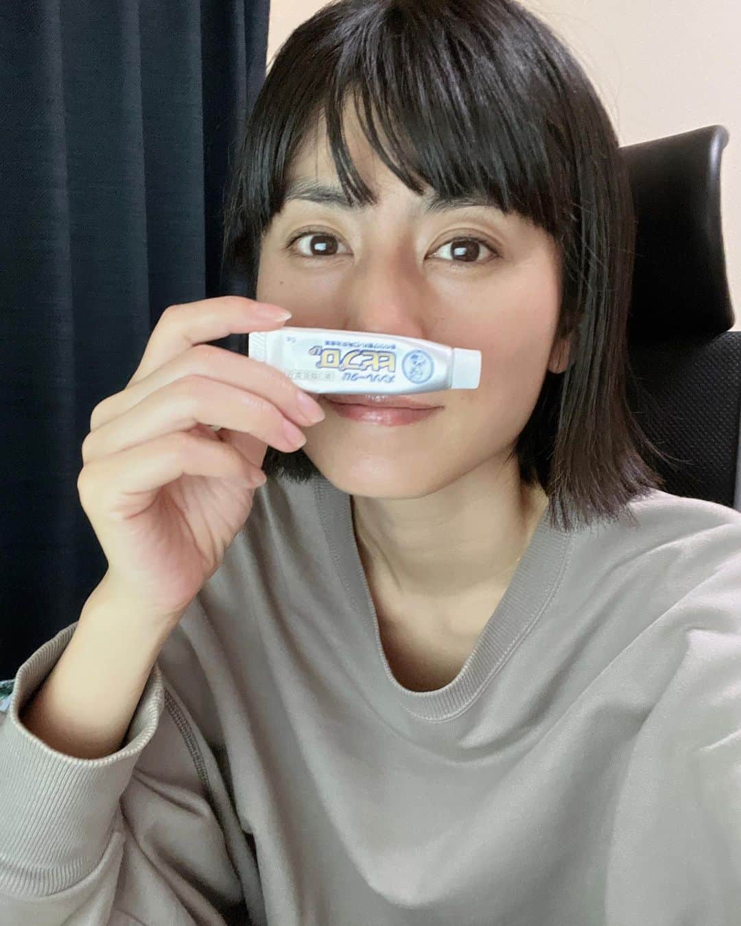 のインスタグラム：「早くも#乾燥 が気になってきました！！ #乾燥肌 なもんで・・・ 毎度のことだけど鼻の穴のところも既に片方パックリ切れてます（笑） 鼻炎で鼻かむ機会増えたもんな～🤧 　 #リップクリーム も必須！！ 上下間違えてるね（汗） 　 これ結構な保湿力だし、チューブタイプだから他にクリームが手元に無い時は唇以外にもポイント使いします☆ 勿論鼻の穴にもです（笑） 　 そろそろレベル上げてバーム状のオイルを持ち歩きアイテムにしようと思う。」