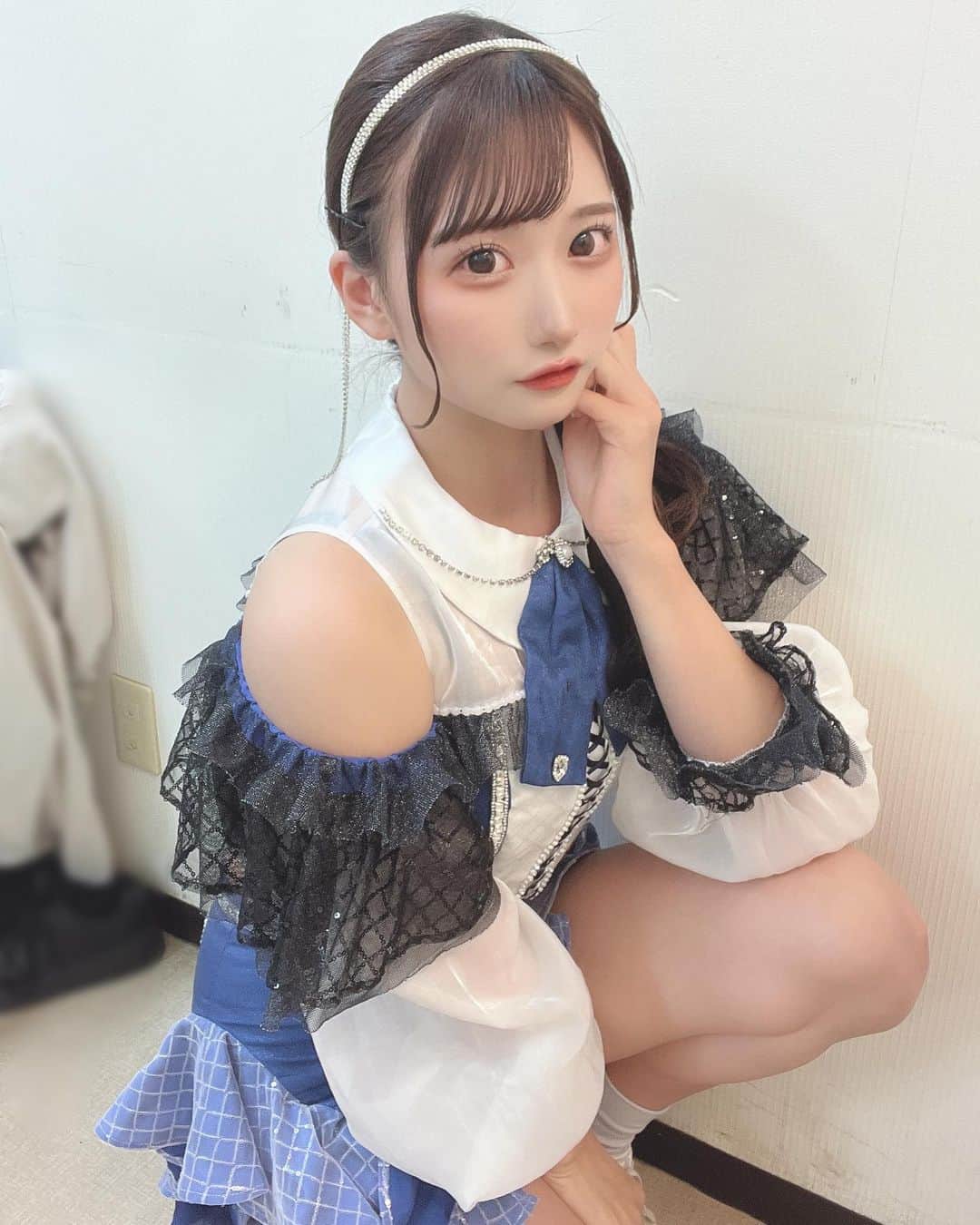 夢実あすかのインスタグラム：「きょのあすか♡前髪わけわけ ．  ．  ． 今日も一日お疲れ様♡あすかのこと考えてくれてたら嬉しいなあ！週の半ば水曜日！疲れがたまりやすい曜日みたいによく聞くよ🥹あすかは今日月曜日だと思ってた（т-т）なんかずれてた🌎みんな毎日お仕事や学校えらいよー🥹それで会いにきてくれたり忙しい中あすかに時間使ってくれたりとっても嬉しよ（т-т）これからも幸せいぱい届けちゃいます(*˘︶˘*).｡.:*♡今日もライブ楽しかったね♡ ．  ．  #japaneseidol #japanesegirl #idol #instagood #instalike #selca #followforfollowback #selfie #today #ootd #dailylook #instafashion #followme #アイドル前髪 #makeup #今日のコーデ  #アイドル  #メイク #アイドルメイク  #カチューシャヘア #いいね返し #自撮り #自撮り女子 #自撮り界隈 #推してください #ヘアアレンジ #オフショル #パンツコーデ #アイドル衣装 #サイドポニー」