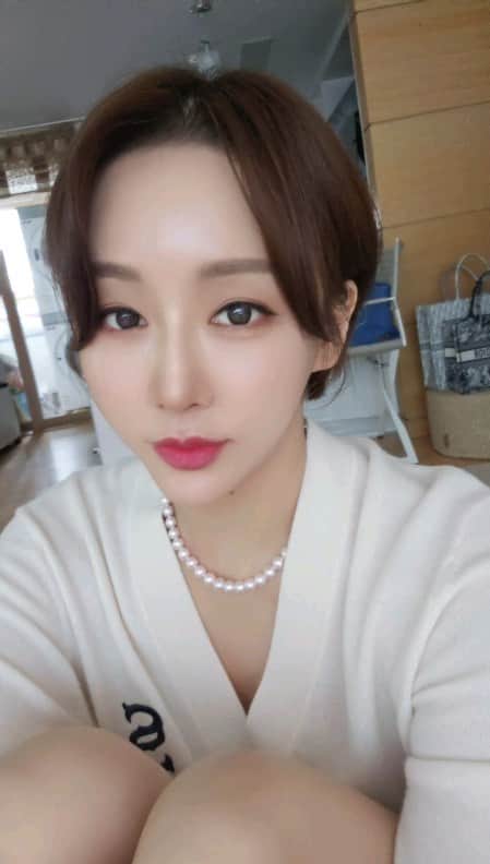 ハニョンのインスタグラム：「요즘 얼굴이 좀 부어있다가 어쩐일인지 턱선이 살아났길래 후딱 찍었지요~~ 상태좋을때 남겨야대여😁😁  .  #메컵해야사람 #배고프다뭐먹지 #살빼야되는데쩝 #일년내내다이어터」