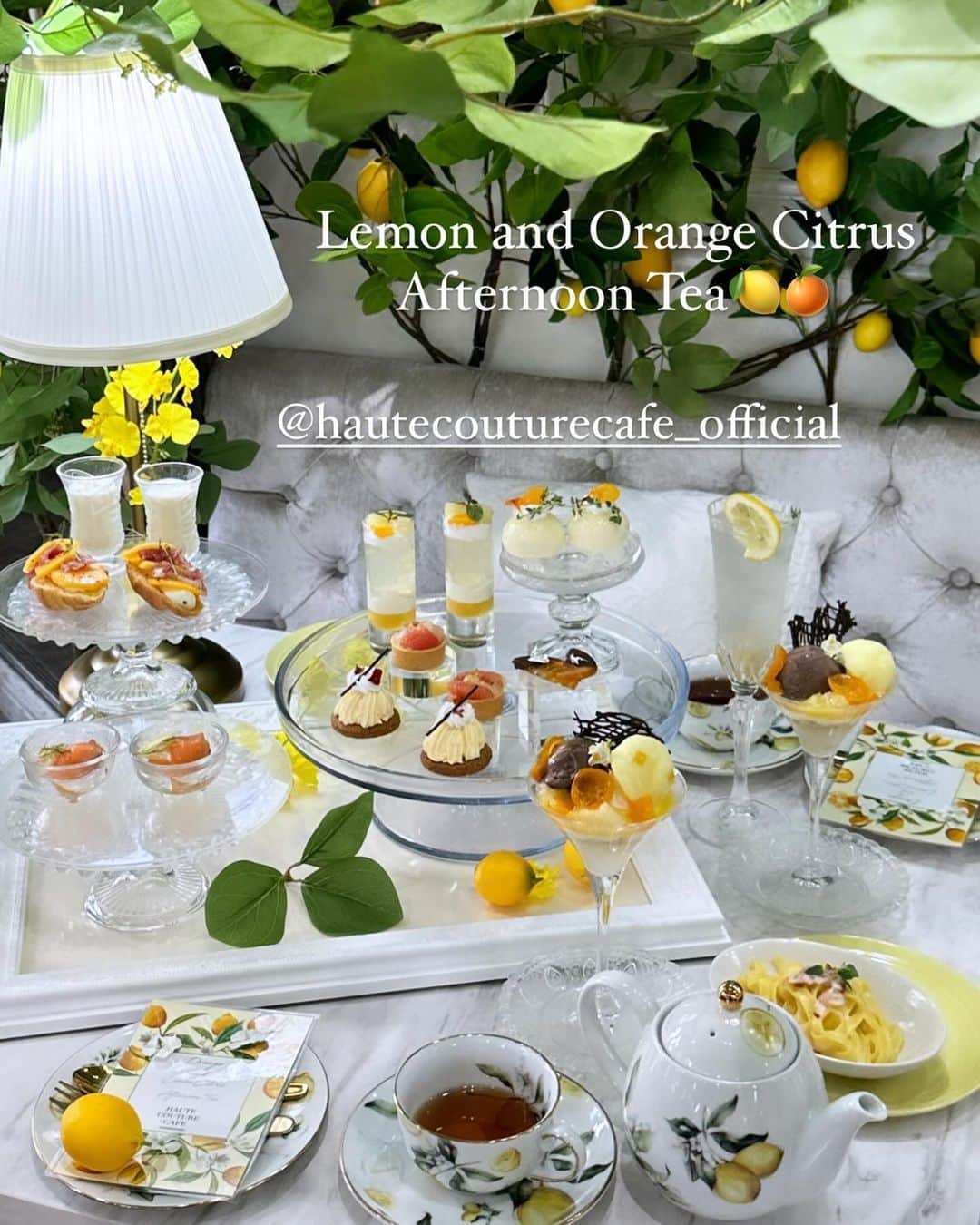 ききまるさんのインスタグラム写真 - (ききまるInstagram)「Lemon and Orange Citrus Afternoon Tea🍋🍊 . . 10/4 から期間限定でスタートした  @hautecouturecafe_official  のアフタヌーンティーにみきちゃんと行ってきたよ🤍 . ((( @mikidelicious ))) . . グリーンとイエローで爽やかな感じがとっても好きだった☺️🍋🌿 . 素敵な空間すぎてずっといたかった〜☘️☘️ . . みきちゃんに誕生日プレゼントでセンスの塊のお花とおそろいのバレッタもらた♡🎁 . @ikkaya_omotesando  @miumiu  . めっちゃかわいい〜🥺🤍 ありがとう〜🤍🤍🥹🥹 . みきちゃんといた数時間でとっても心満たされて、充実した感じした！ハッピー！ . . . . #オートクチュールカフェ #オートクチュールカフェ表参道  #期間限定アフタヌーンティー　#アフタヌーンティー　#アフヌン　#アフヌン巡り #アフヌン女子 #ヌン活　#ヌン活好きな人と繋がりたい #東京アフタヌーンティー #表参道アフタヌーンティー」10月11日 21時44分 - kikigram_97