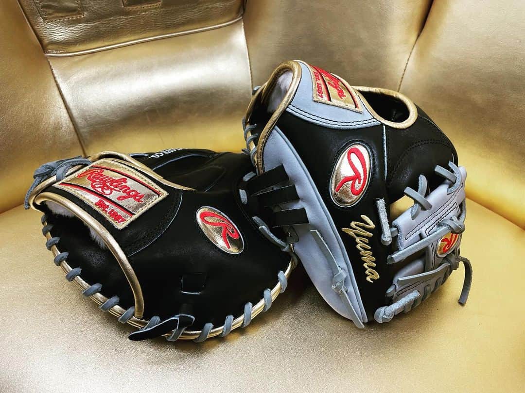 のインスタグラム：「オリックスバファローズ　宗佑磨選手モデル。  トレーニング用 グローブ トレーニング用 ミット  2年連続のゴールデングローブ賞獲得。 守備練習では欠かせないアイテムです！  #ローリングス  #rawlings #ゴールデングローブ賞 #オリックスバファローズ #宗佑磨 #トレーニング #グラブ #glove #lovemyglove」