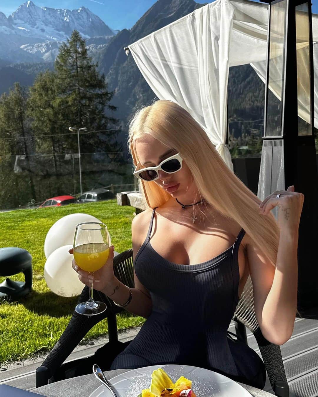 オリヤ・アブラモビッチのインスタグラム：「Сложно выбрать, когда каждый снимок удачный, потому что ты просто счастлив в моменте @chalet_al_foss 😍🥰🏔️📍 А вам какое фото больше всего нравится ? 😻」