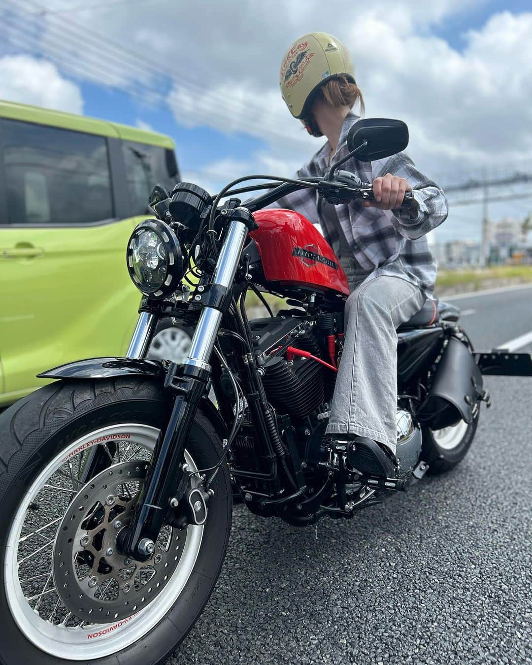 吉野七宝実さんのインスタグラム写真 - (吉野七宝実Instagram)「先日沖縄でバイクレンタルして遊んできました！！  @ncworks_nc さんにてハーレーレンタル！！  先日大型免許取って、初めての公道デビューです！！ 記念すべきデビューが南の島沖縄でめちゃくちゃ嬉しい！！  ノープランだったのでぷらーっと残波岬まで行って、キッチンカーでホットドッグ食べて、帰ってきました！ 雨にも降られずサイコーでした！  いやー、まさかカスタムハーレーをレンタルできるとは恐れ入りました！！  すごくお店もカッコよくて、人も良くて、居心地も最高で、なんだか居座っちゃいたくなるお店だったなあ、、🥰  また沖縄行ったらレンタルしよーっと！」10月11日 21時54分 - shihomi0305