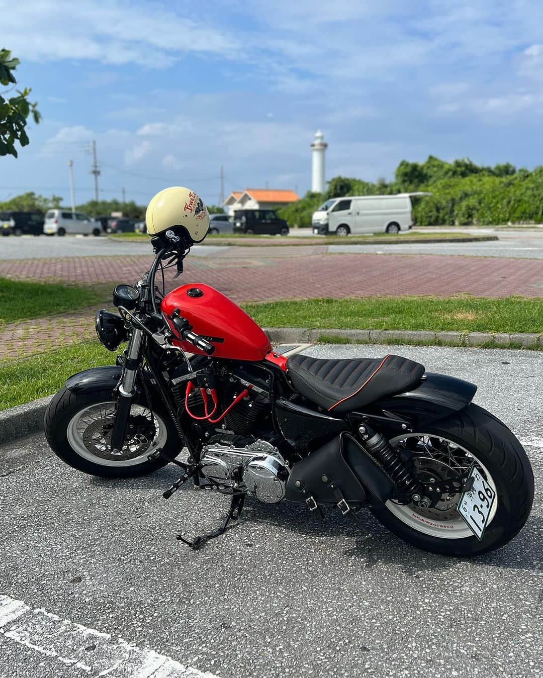 吉野七宝実さんのインスタグラム写真 - (吉野七宝実Instagram)「先日沖縄でバイクレンタルして遊んできました！！  @ncworks_nc さんにてハーレーレンタル！！  先日大型免許取って、初めての公道デビューです！！ 記念すべきデビューが南の島沖縄でめちゃくちゃ嬉しい！！  ノープランだったのでぷらーっと残波岬まで行って、キッチンカーでホットドッグ食べて、帰ってきました！ 雨にも降られずサイコーでした！  いやー、まさかカスタムハーレーをレンタルできるとは恐れ入りました！！  すごくお店もカッコよくて、人も良くて、居心地も最高で、なんだか居座っちゃいたくなるお店だったなあ、、🥰  また沖縄行ったらレンタルしよーっと！」10月11日 21時54分 - shihomi0305