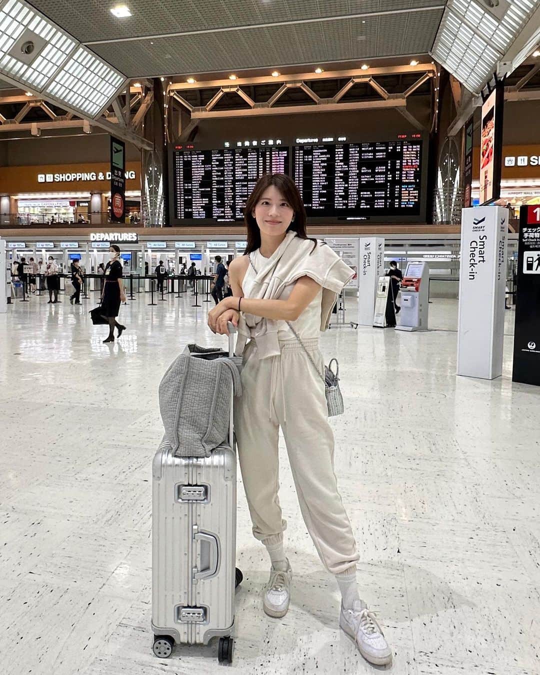 郡司恭子さんのインスタグラム写真 - (郡司恭子Instagram)「* 次はどこに行こうかな…✈️😊  飛行機に乗る時は、 上下スウェット＋スニーカー👟が定番✨  足首まで隠れるソックス合わせが好き。 オシャレじゃなくて 足元冷えると寒いから…笑🤍😇  お仕事の出張も、オフモードの時は大抵コレ😂 （ゴルフ班の皆様にはお馴染み⛳️）  この写真を撮った時は まだ真夏の暑さ☀️だったので 中はタンクトップで！  #飛行機 #空港 #空港ファッション #成田空港 #✈️  #スウェットコーデ #スウェット #セットアップ #ootd  #日本テレビ #アナウンサー #日本テレビアナウンサー #郡司恭子」10月11日 21時54分 - kyoko_gunji