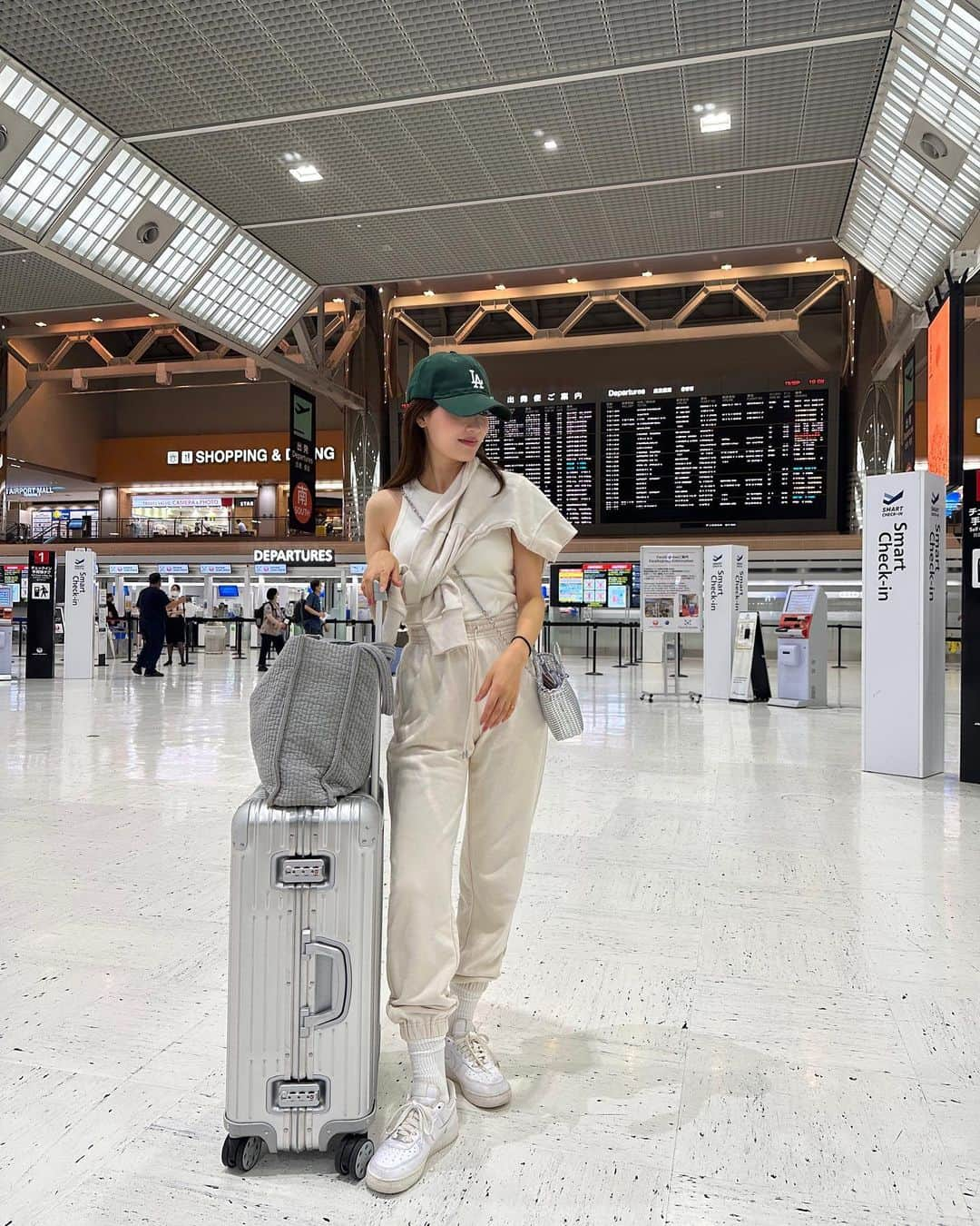 郡司恭子のインスタグラム：「* 次はどこに行こうかな…✈️😊  飛行機に乗る時は、 上下スウェット＋スニーカー👟が定番✨  足首まで隠れるソックス合わせが好き。 オシャレじゃなくて 足元冷えると寒いから…笑🤍😇  お仕事の出張も、オフモードの時は大抵コレ😂 （ゴルフ班の皆様にはお馴染み⛳️）  この写真を撮った時は まだ真夏の暑さ☀️だったので 中はタンクトップで！  #飛行機 #空港 #空港ファッション #成田空港 #✈️  #スウェットコーデ #スウェット #セットアップ #ootd  #日本テレビ #アナウンサー #日本テレビアナウンサー #郡司恭子」