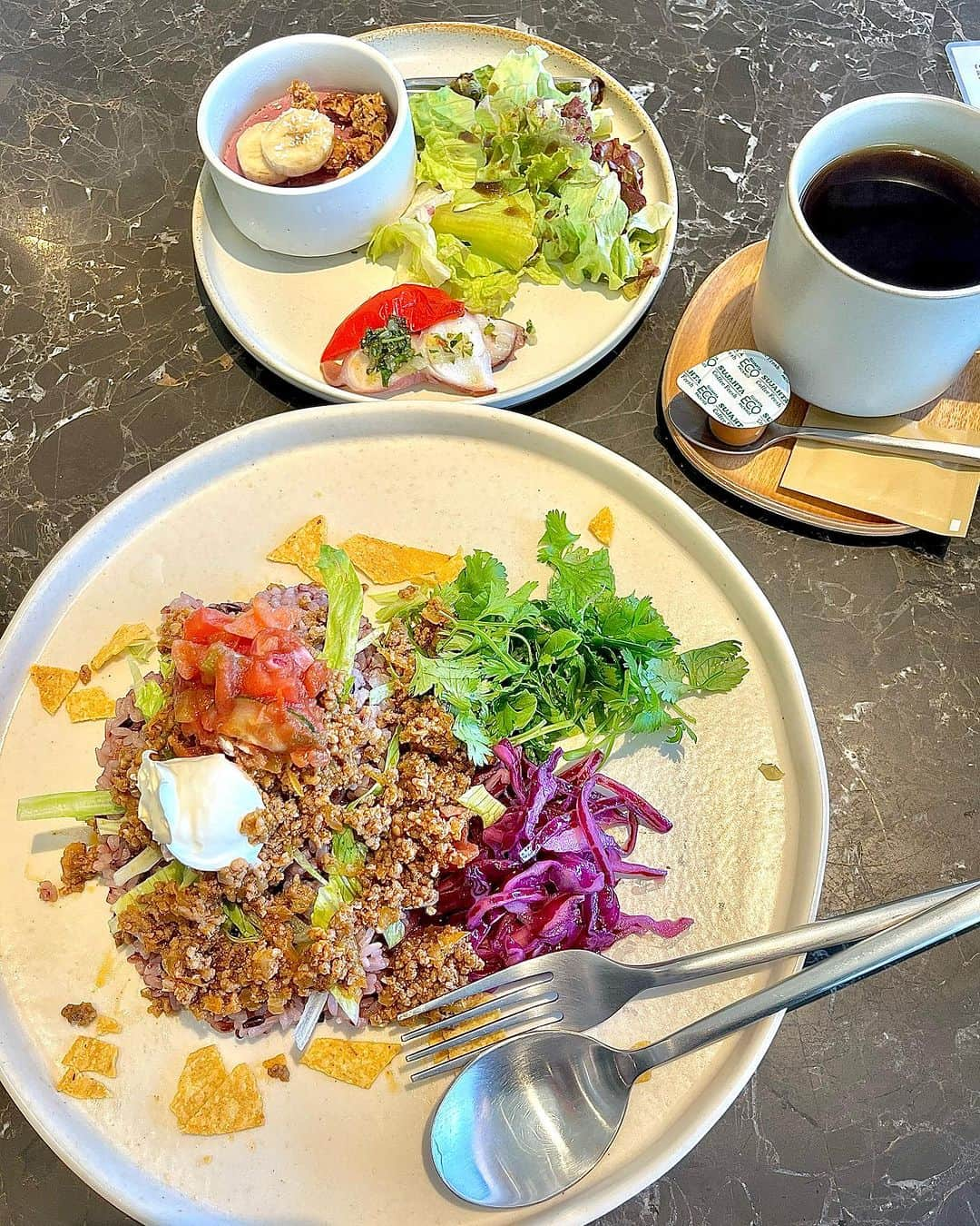 加納永美子のインスタグラム：「＿＿＿＿＿＿＿＿＿＿＿＿＿＿ サンデー神戸の取材終わりに行ったカフェランチ😋🌴  @yurt_cafe.bbqpark  ここのタコライスが美味しかった〜✨️  パクチー、レッドキャベツのマリネ、サワークリーム、ナッツ、コーンチップス、黒米…  彩り、食感、香りを大事にすると、こんなに美味しくなるんだね🥹 忘れないようにメモ📝♡  今度家でも真似して作ってみよ〜っと👩🏽‍🍳  ワンプレート系のご飯は雑に作りがちで、私が作るタコライスはキーマカレーか?タコライスか?分からないかもしれないから🤣  須磨がまた綺麗になって、心地良い場所だったな〜🐬🫧‪シーワールド完成も楽しみ🐠🌟  ここのカフェ、BBQもできるらしいよ〜🍖 ちなみに、コーヒーは @taocacoffee のブレンドだった😌☕️幸せ❣️  #須磨 #須磨海岸 #須磨海浜公園 #須磨シーワールド #ユルトカフェ #yurtcafe」