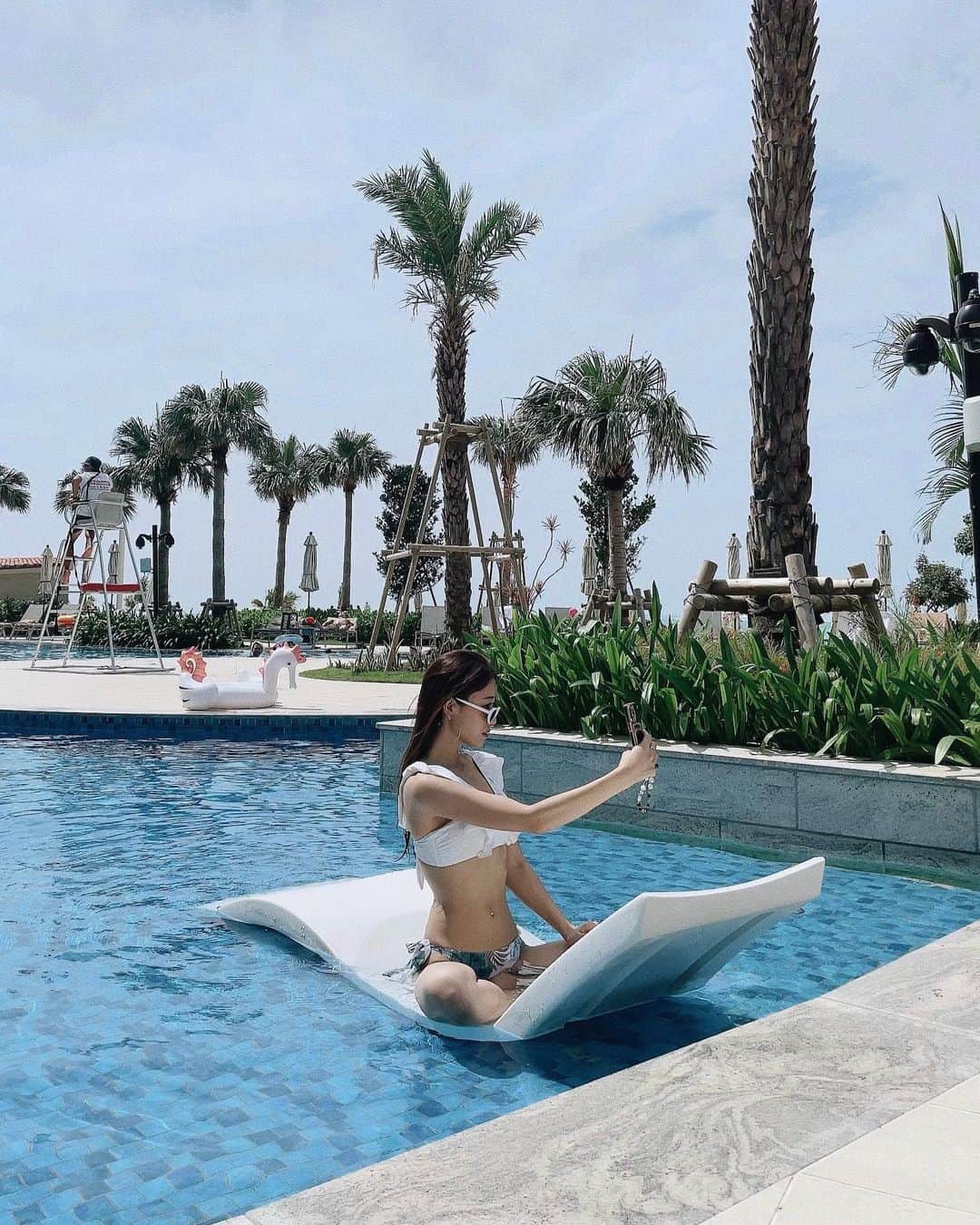横⼭花奈さんのインスタグラム写真 - (横⼭花奈Instagram)「半日プールにいたからまた焼けた🥵  #沖縄旅行#琉球ホテルandリゾート名城ビーチ#プール#alexiastam」10月11日 21時50分 - hana_yokoyama_