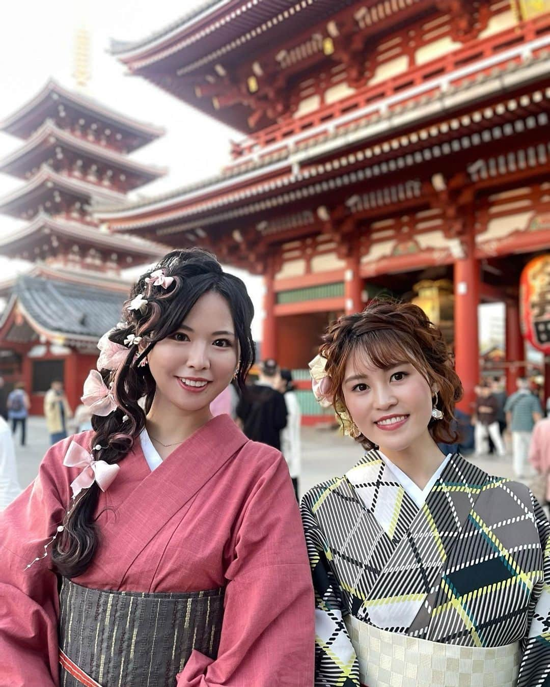 みかほさんのインスタグラム写真 - (みかほInstagram)「⁡ ⁡地図付き🗺💗 王道フォトスポットから ちょっとだけレアポイント💗💗 『 浅草映えスポット8選 』 ⁡ ⁡ ① 浅草 #大正ロマン館カフェ @romankan_cafe   ※2枚目も同じ場所 ⁡ ② #宝蔵門 前 ちょっと難しいけど #浅草寺五重塔 ＆宝蔵門のダブル背景も豪華🫶⛩ ⁡ ③ 宝蔵門  門前もいいけどサイドにある扉(？)もかっこいい ⁡ ④#浅草寺本堂 ⛩ 2階からのこのアングルおすすめですます🫶 ⁡ ⑤#影向堂 石橋 橋の上で鯉を覗いて上から撮ってもらお🫶 ⁡ ⑥ #浅草花月堂 本店 @asakusa.kagetsudo  定期的に色が変わる風車🤍 ⁡ ⑦ #浅草きんぎょ 🐟 @asakusakingyo  写真はしゃがんでます🤍 ⁡ ⑧#花やしき @hanayashiki1853  花やしきの扉も可愛い🤍 ⁡ ⁡ ⁡ 周りの人やお店の人に迷惑にならないように マナーを守って撮影しようね🫶📷🤍 ⁡ ⁡ ⁡ 友情出演はゆうちゃん💗 浅草デート楽しかった🥰 @yuuuu0712  ⁡ ゆうちゃんと私の素敵なお着物は👘 @kimonoyamato  #きものやまと ⁡ ヘアセットは2人とも浅草の美容室 『moy』の ゆうすけさんにやってもらいました！ @okumura.yusuke  #無敵のハートアレンジ ⁡   #みかほの着物でおでかけ   ⁡ ⁡ #プロモーション @tokyo_joshibu  𖤣𖥧𖥣｡𖤣𖥧𖥣｡𓂃𓂃𓂃𓂃𓂃𓂃𓂃𖥣｡𖤥𖥧𖥣⋆* ⁡  気軽に𝙵𝚘𝚕𝚕𝚘𝚠 してね🤍  @mikahogram ⁡  いいね・コメント・保存   本当に嬉しいです🤍🕊 いつもありがとうございます⸜🌷︎⸝‍ ⁡ 𖤣𖥧𖥣｡𖤣𖥧𖥣｡𓂃𓂃𓂃𓂃𓂃𓂃𓂃𖥣｡𖤥𖥧𖥣⋆* ⁡ #浅草さんぽ #浅草散歩 #浅草フォトスポット #着物コーデ #きものやまと #洗える着物 #kimonodreammakers #東京女子部  #OZマガジン #着物でお出かけ #浅草 #浅草観光 #着物ヘアアレンジ #ヘアアレンジ #和服へア #浅草へアメイク #浅草フォトスポット巡り  #asakusa  #tokyojapan」10月11日 21時50分 - mikahogram