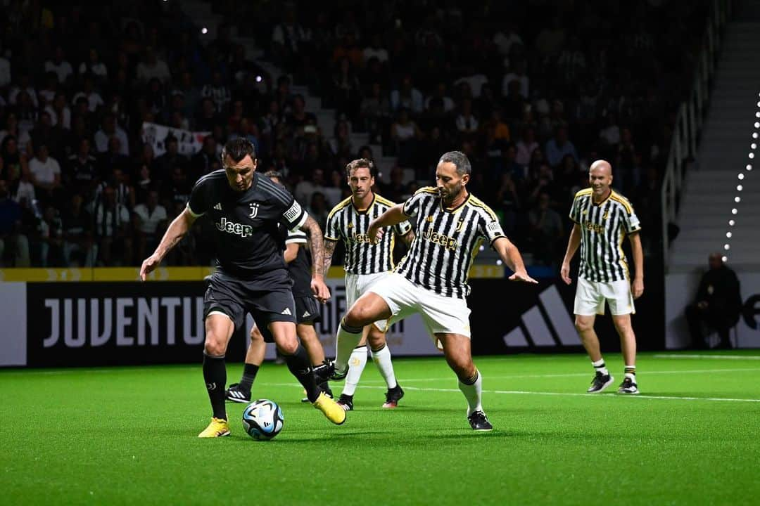 マリオ・マンジュキッチさんのインスタグラム写真 - (マリオ・マンジュキッチInstagram)「It was a pleasure to be back in Turin and celebrate the last 100 years of Juventus ⚫️⚪️ I had a great time seeing many of my former teammates and other football legends, sharing the pitch one more time in front of our fantastic fans 🙏🏻 It was special to be a part of this great black&white night and another reminder what a great club Juventus became over the 100 years of the Agnelli ownership💫 Thanks for the invitation  and great support - I always feel so welcomed in Turin🖤🤍And I wish a lot of success to John Elkann and the whole Juventus family going forward! #finoallafine #mm17🌪️」10月11日 21時50分 - mariomandzukic