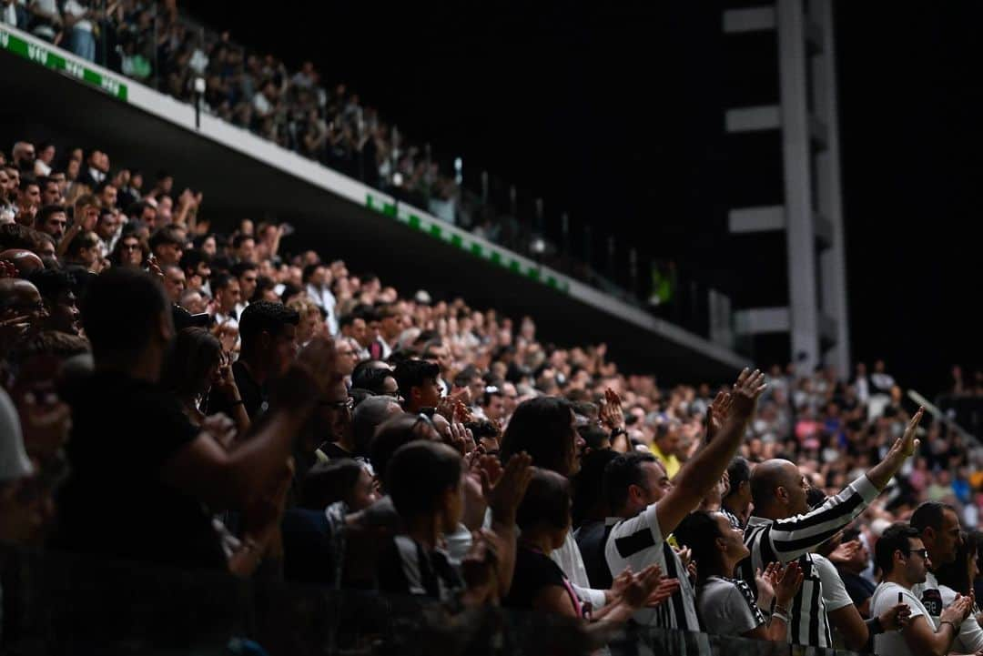 マリオ・マンジュキッチさんのインスタグラム写真 - (マリオ・マンジュキッチInstagram)「It was a pleasure to be back in Turin and celebrate the last 100 years of Juventus ⚫️⚪️ I had a great time seeing many of my former teammates and other football legends, sharing the pitch one more time in front of our fantastic fans 🙏🏻 It was special to be a part of this great black&white night and another reminder what a great club Juventus became over the 100 years of the Agnelli ownership💫 Thanks for the invitation  and great support - I always feel so welcomed in Turin🖤🤍And I wish a lot of success to John Elkann and the whole Juventus family going forward! #finoallafine #mm17🌪️」10月11日 21時50分 - mariomandzukic