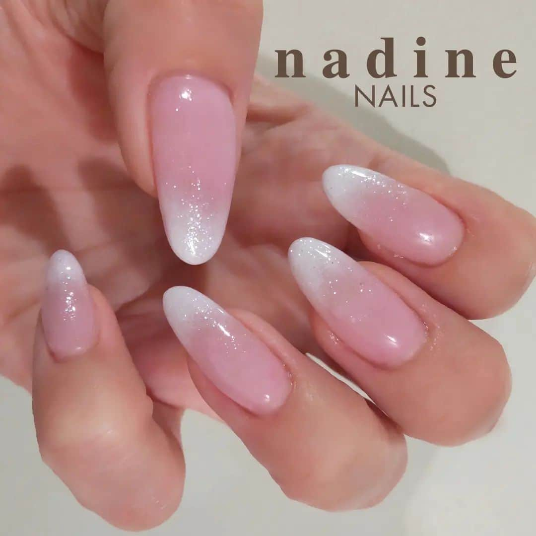 nadineNAILSのインスタグラム：「キラキラな白グラデーション✨✨✨✨✨✨✨✨✨✨  #nailart #nailstagram #nails #art #instnailstyle # #japanstyle  #originalnails #gold#silver#美甲 #gelnails #gel甲 #ニュアンスネイル#girlsfashion #ミラーネイル  #clearnails #フレンチネイル#リングネイル #ワンホンネイル#pedicure #スキニーフレンチネイル #秋色ネイル#マグネットネイル#グラデーションネイル#韓国ネイル#韓国コスメ#ツイードネイル#クリアネイル#白グラデーションネイル  nailsheet @lavankomono」