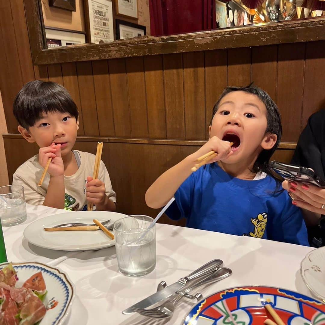 森本容子さんのインスタグラム写真 - (森本容子Instagram)「夜もやりたい放題です（←食べすぎ！）全く体型管理できておりませんっ💪運動ゼロ。来週から頑張るかもしれません！  ご近所の友達と保育園帰りに🚲突然のディナー🍽️ かわいいお店で美味しいイタリアン🍝でした💛  友達の中学生の娘ちゃんが撮った写真が美味しそーだっかたので、もらいました😆カニのパスタは私の写真、、、 へったくそ😱　失礼しました。  #イルピアットカチャトラ  @ilpiatto_takashi_kadohama」10月11日 21時53分 - yocomorimoto