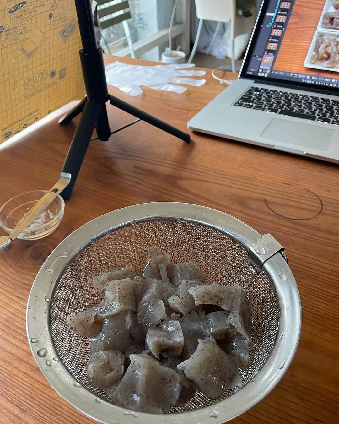 江口恵子（佐久間恵子）さんのインスタグラム写真 - (江口恵子（佐久間恵子）Instagram)「今日はメーカーさんの 連載記事の撮影  長野のmano mano さんから新鮮な葉付き人参🥕を送ってもらいました😊  ２年間、毎月会う気心知れたスタッフとの 楽しい撮影は、毎回新たな発見が沢山あり データが増えていくのも嬉しい  来月のテーマもまた楽しみ！」10月11日 22時02分 - naturalfoodcooking